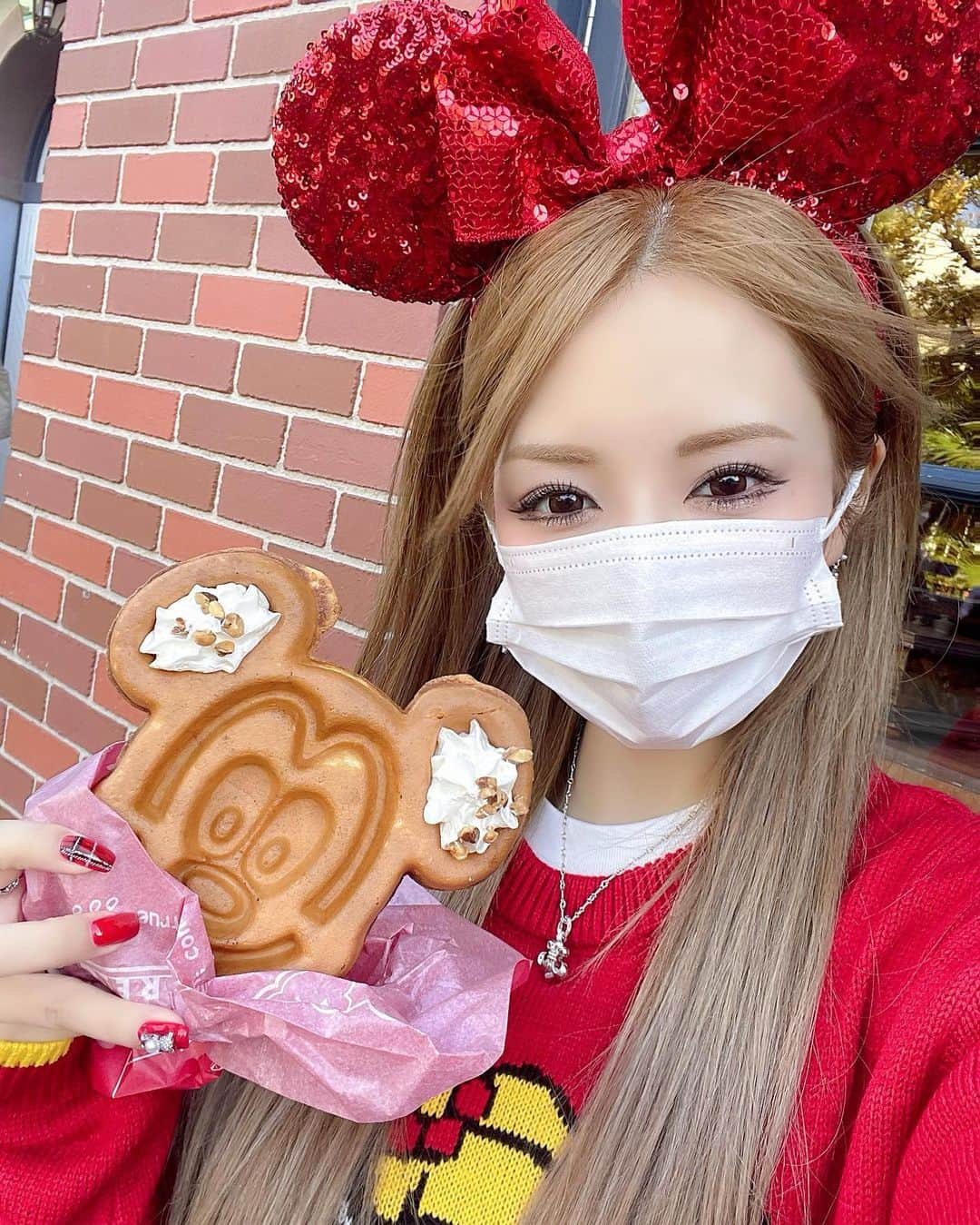 門りょうさんのインスタグラム写真 - (門りょうInstagram)「ランドとシー🐭❄️ #東京ディズニーリゾート   プライベートの旅行だったので VIPの様子は音声消してvlog風にアフレコで出そうかなと思ってます🐭 インスタのことも忘れてて投稿用のん1枚も映えスポットで撮ってない  ２日間仕事から離れてたのしめました またがんばります🤍」11月27日 16時16分 - rio19891015