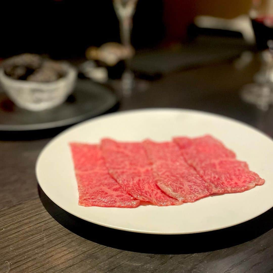 井上ほのかさんのインスタグラム写真 - (井上ほのかInstagram)「📍新宿 / 焼肉  💭焼肉 牛印 🍽 食べログ 3.07 💸¥10,000〜20,000  焼肉トラジの新業態、 最高峰ブランド牛印が新宿にオープンしたので 荒井さんチーム @araishunsuke  で初訪問。  新宿ですが店内は落ち着いていて、 奥にある個室にご案内して頂きました。  まず感度したのが、 ケースに入った牛印と彫られているお箸！ こちらは最後にお持ち帰りが出来ます。  この日は【特選】黒タン・和牛コースを堪能しました。 全てお店の方が焼いて下さるので、 会話に集中しながらお肉を楽しめます。  ▷シャトーブリアンサンド ヒレのステーキサンドが お店の方のご厚意でシャトーブリアンに。 火入れも絶妙で、とにかく柔らかい！ サクサクのパンとの相性が抜群で、 噛めば噛むほど、シャトーブリアンの 旨味が口の中に広がります。  焼肉店ではカツサンドをよく頂いていましたが、 今まで食べたサンドで一番美味しかったです♡︎  締めとデザートは3種類から選べるのが嬉しい。 よく食べる私は3種類ずつ全て頂きました。  サービスもとても満足出来たのでまた伺いたいです！ 次回来店する際は、シャトーブリアンコース一択❤️  荒井さん、美味しく楽しい時間を ありがとうございました( •̀ᴗ•́ )و  ————————————————————— 【特選】黒タン・和牛コース 11,000円 ▷ 牛テールのコラーゲンスープ ▷ 炙りユッケのトリュフ掛け ▷ 黒タン2種 ▷ 特選牛ハラミ ▷ ヒレサンド→シャトーブリアンサンド ▷ 特選サーロイン ▷ 厳選赤身2種 ▷ トリュフすき焼き ▷ ご飯 ▷ デザート —————————————————————  📍 東京都新宿区西新宿7-1-7 新宿ダイカンプラザA館 2F 🕰 17:00〜24:00（L.O.23:00） 😴 無し   #牛印 #焼肉トラジ #新宿焼肉 #トラジ牛 #toragi #焼肉 #焼肉ディナー #新宿ディナー #新宿グルメ #東京焼肉 #焼肉 #新宿ランチ #肉活 #フォトジェ肉 #美食倶楽部 #東カレ倶楽部  #グルメ女子 #美食家 #西新宿ランチ #西新宿グルメ #西新宿ディナー #食べるの大好き #グルメ部 #グルメ記録 #食いしん坊女子 #グルメスタグラム #食べスタグラム #グルメ好きな人と繋がりたい #美味しいもの好きな人と繋がりたい #焼肉好きな人と繋がりたい」11月27日 20時41分 - honoka_inoue