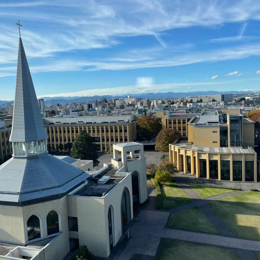 磯貝初奈さんのインスタグラム写真 - (磯貝初奈Instagram)「ロケで青山学院大学の相模原キャンパスにお邪魔しました。 駅伝で毎年見ていた青学の襷をかけさせていただいて感激です😭✨  本日の #月刊ハラスポ、原監督に色々教えていただいて改めて「駅伝っていいなあ」…と🥺 箱根駅伝の前にご覧いただきたい回です！ そして #後藤希友選手 と #原監督の対談もあります！！ 中京テレビで24：55〜放送です🙇‍♂️✨  #磯貝初奈」11月27日 21時24分 - hana_isogai