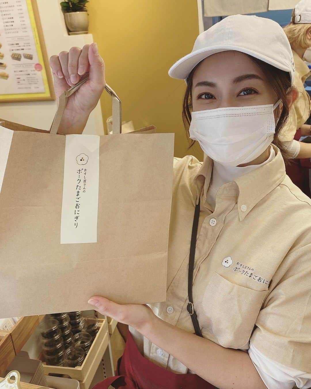 岩村捺未さんのインスタグラム写真 - (岩村捺未Instagram)「実は🙋‍♀️ヒルナンデスの出演が終わってその足で向かった場所があります🏃‍♂️🌈　 原宿にある、『おすし屋さんのポークたまごおにぎり』です😋💛　　 　  大大大大大好きなあす @hara.as  がやってるお店です👏すごすぎっ！！！　 　 ずっと行きたくてこないだやっと行けたよ〜🥺　 写真だけでもう美味しいのわかると思うんだけど！！！味、とっても美味しいです😋👏ご飯が酢飯だから軽くて何個も食べれちゃう😋！味もたくさんあって選ぶのにめっちゃ迷いました😻わしはツナマヨが好きかな！！　  　 このお店をオープンさせるのにあすかがこだわりを持って試行錯誤たくさん悩んでる所を見てたから、お店オープン本当に嬉しかった☺️ 🌸 　  そんな大好きなあすかの愛情たっぷりなお店です🍙💛　 原宿の駅から近くてふらっといけるのでとってもおすすめ🤩！　 渋谷区神宮前6-2-7  　 　 #原宿 #おすし屋さんのポークたまごおにぎり #ポークたまごおにぎり #ポーたま #美人すぎる店長さん」11月28日 13時32分 - iwamuranachu