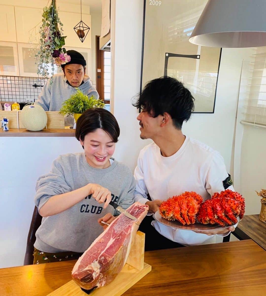 成田健人さんのインスタグラム写真 - (成田健人Instagram)「ホームパーティー最高 昼飲み最高 #久々の夫婦共同作業 #目をつぶるのはアイシテルのサイン #生ハム入刀 #ずっと短いナイフで切ってた #ミホークの剣くらい短い #うさぎを狩るのに全力を出すケモノとは違う #横に長いナイフあるのに #プロシュート  #ハモンセラーノ #生ハムでも全然違った #違いのわかる男  #やかましいわ #プロシュートの後ろにいるのは海賊 #この後原木ごと一口でいく #妖怪丸呑み童貞 #とりあえず生ハムは思いの外減らない #花咲蟹 #カニ食べる時静かになるのは嘘 #全員くそ喋る #花咲ガニはめちゃ痛い #オスメスどっちもうまい #めっちゃうまい  #五島牛 #柔らかすぎる #五島豚 #うますぎる #五島のイカ最高 #家飲み最高 #ご静聴ありがとうございました」11月29日 10時37分 - kento3812