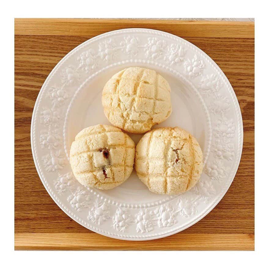 三田友梨佳さんのインスタグラム写真 - (三田友梨佳Instagram)「✴︎ 今日で11月も終わりですね。 食欲の秋🍁 今年は時間ができるとパン作りばかりしていました。 明日から12月⛄️ 一段と寒くなって、本格的な冬が間近になってきたなと感じます。 みなさん体調を崩さないように気をつけてくださいね。 #チョコリングパン #メロンパン #ミルクパン #おいもパン #チャーシューメロンパン #ソーセージパン #紫芋パン」11月30日 12時43分 - yurikamita_official