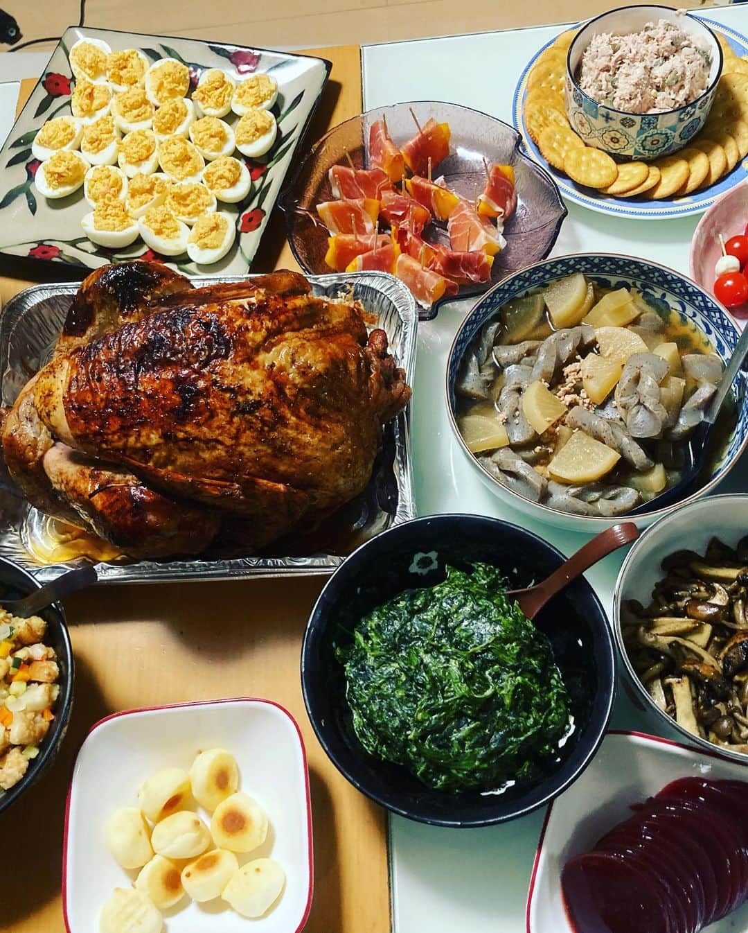 SHELLY（シェリー）さんのインスタグラム写真 - (SHELLY（シェリー）Instagram)「Happy Thanksgiving!!!! ちょい遅くなりましたが先週はアメリカの感謝祭！ 今年も七面鳥、マッシュドポテト、デビルドエッグ、スタッフィングなどなど、大ご馳走！！  今年も健康に働けてること、みんなが笑顔で会えてることに感謝しました！  #なぞに煮物も隠れてる #私が作ったのどーれだ？ #年に一回しか作らないから必死で思い出したよね #柿に生ハム巻いたのめっちゃ美味しかった #いよいよクリスマス準備しないと #感謝祭 #thanksgivingdinner」11月30日 13時06分 - shelly_official_shelly