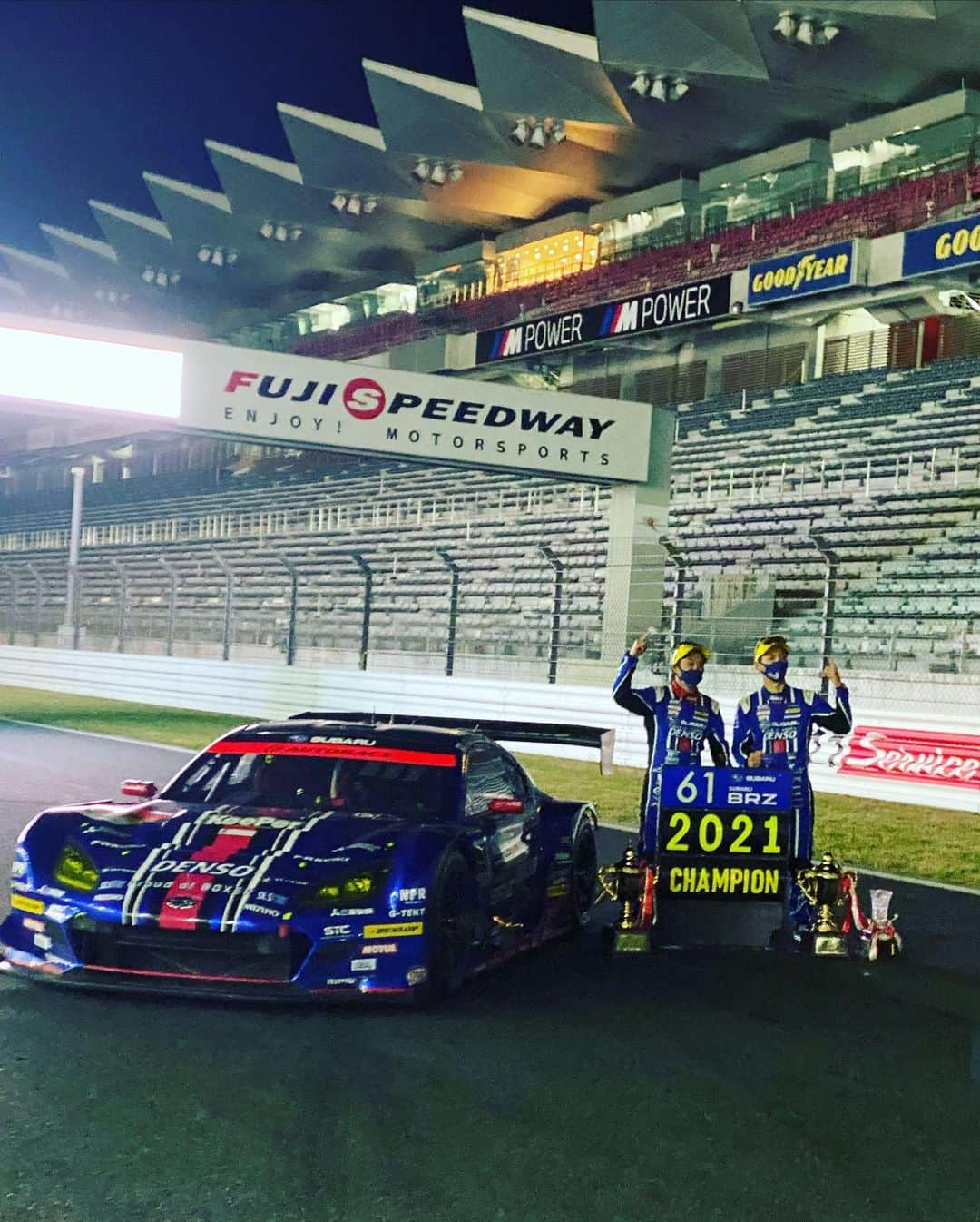 竹内紫麻さんのインスタグラム写真 - (竹内紫麻Instagram)「SUPER GT 2021 最終戦😭❤️❤️❤️  最後の最後まで、 何が起こるか分からないレース  そして最後の最後まで、 諦めることのなかった 全てのチームそれぞれが、 シーズンを通して経験した 嬉し涙と悔し涙。  最終決戦にてそれぞれが いろんな想いを胸に抱き 様々な形で終わりを告げた　 2021シーズン。  長い道のりを経て掴み取った初タイトル GT300クラス #61 SUBARU BRZ R&D SPORT  最後の最後まで闘い続けて 逆転優勝 逆転チャンピオンを獲得した GT500クラス #36 au TOM's GR Supra  心からおめでとうございました。  そして、闘い抜いた全てのチーム👏選手たちに、 沢山の感動をありがとうございました。  そしていつも支えてくれる 中継チーム 出演者スタッフの皆様 ありがとうございました。  そして今年も応援して下さった GTファンの皆様、 ありがとうございました❤️  ありがとう2021シーズン！  #supergt #supergt2021 #ありがとうsupergt」11月30日 13時19分 - shimax1223