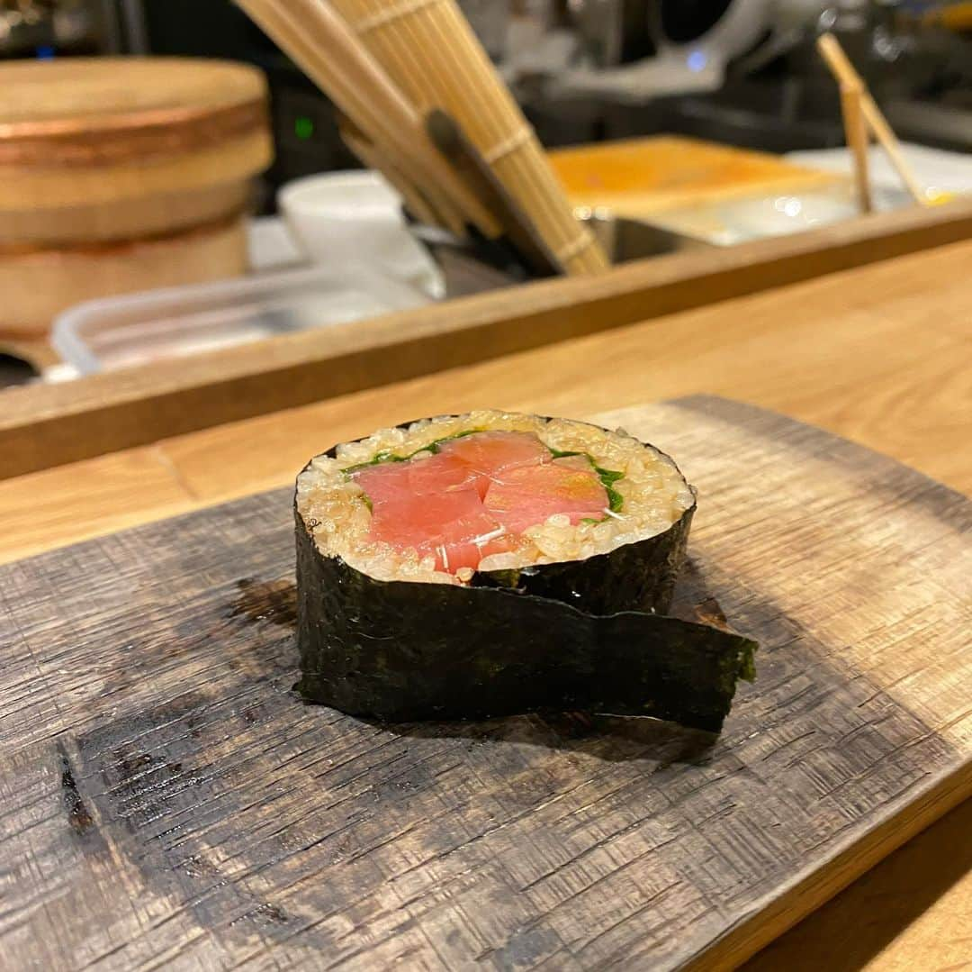 島田玲奈さんのインスタグラム写真 - (島田玲奈Instagram)「. 五反田の『寿司ナチュール』さん🍣 @sushi_nature  . 一品料理も、もちろんお寿司も、全部好きだった〜！ . お野菜が美味しい🥕 . しかも、自然派ワインがたくさんあって、選ぶのも楽しかった🥰 . 気に入ったボトルを一本買って帰りました🤍 . お値段がそこまで高すぎないのも魅力的！ . あと、シェフの方が面白くて、お喋り大好きなので嬉しかった🥺💐(笑) . 最近のお気に入りのお店です！ . #五反田グルメ #寿司 #東京グルメ #寿司ナチュール」12月2日 21時03分 - smd_rn321