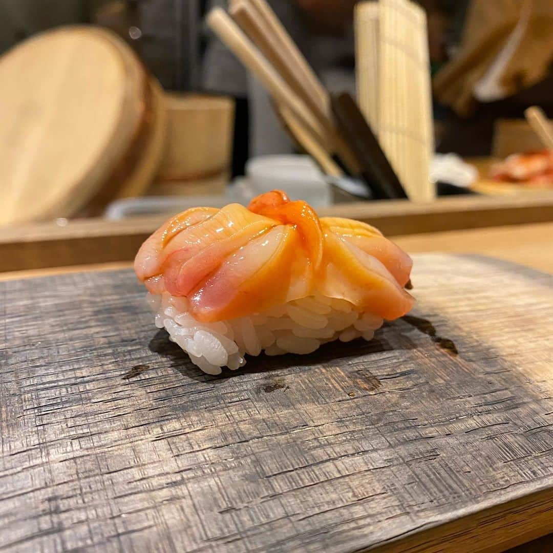 島田玲奈さんのインスタグラム写真 - (島田玲奈Instagram)「. 五反田の『寿司ナチュール』さん🍣 @sushi_nature  . 一品料理も、もちろんお寿司も、全部好きだった〜！ . お野菜が美味しい🥕 . しかも、自然派ワインがたくさんあって、選ぶのも楽しかった🥰 . 気に入ったボトルを一本買って帰りました🤍 . お値段がそこまで高すぎないのも魅力的！ . あと、シェフの方が面白くて、お喋り大好きなので嬉しかった🥺💐(笑) . 最近のお気に入りのお店です！ . #五反田グルメ #寿司 #東京グルメ #寿司ナチュール」12月2日 21時03分 - smd_rn321