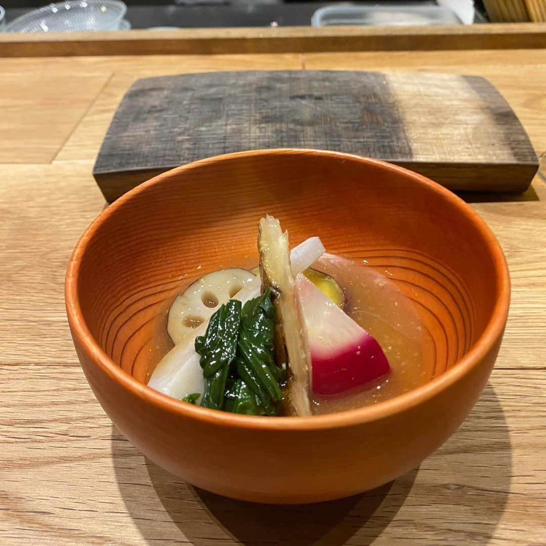 島田玲奈さんのインスタグラム写真 - (島田玲奈Instagram)「. 五反田の『寿司ナチュール』さん🍣 @sushi_nature  . 一品料理も、もちろんお寿司も、全部好きだった〜！ . お野菜が美味しい🥕 . しかも、自然派ワインがたくさんあって、選ぶのも楽しかった🥰 . 気に入ったボトルを一本買って帰りました🤍 . お値段がそこまで高すぎないのも魅力的！ . あと、シェフの方が面白くて、お喋り大好きなので嬉しかった🥺💐(笑) . 最近のお気に入りのお店です！ . #五反田グルメ #寿司 #東京グルメ #寿司ナチュール」12月2日 21時03分 - smd_rn321