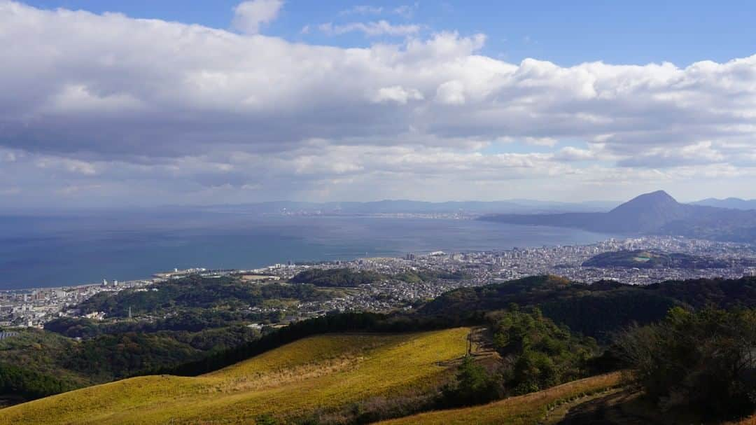 Animenz（アニメンズ）さんのインスタグラム写真 - (Animenz（アニメンズ）Instagram)「Kyushu Trip Part 3.5: I spotted a beautiful panorama spot in Beppu! But woooooooow, the wind there was ridiculously, ridiculously strong. A miracle I was not blown away 🤣」12月4日 17時43分 - animenz_official