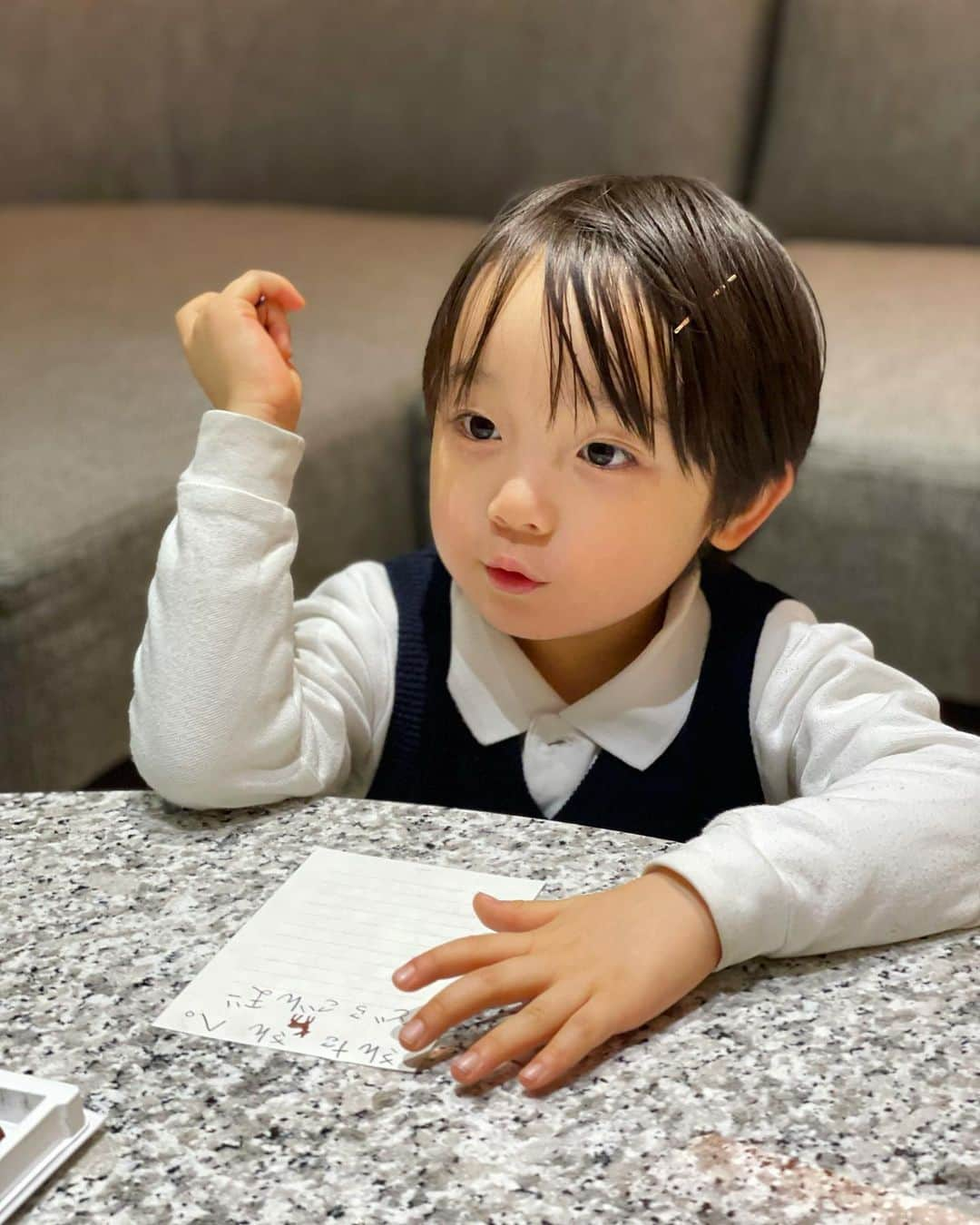 石塚錬さんのインスタグラム写真 - (石塚錬Instagram)「. 👦💬「マジメな顔で何書いてるの…📝⁉️」 #やっぱ欲しいものはドラゴンボールのプラモデル🐉 #まだまだサンタさんを信じてます🤶 . 👩💬「What are you writing with a serious face📝⁉️」 #After all what Ren want is a plastic model of Dragon Ball🐉 #Ren still believe in Santa🤶 . #クリスマス #サンタ #手紙 #プレゼント#ドラゴンボール #Christmas #Santa Claus #letter #Present #크리스마스　#산타 클로스　#편지 #คริสต์มาส #ซานตาคลอส #จดหมาย #Natal #Sinterklas #surat #圣诞节 #圣诞老人 #石塚錬 #成長日記 #ishizukaren #renishizuka #이시즈카렌」12月5日 18時59分 - ishizuka_ren