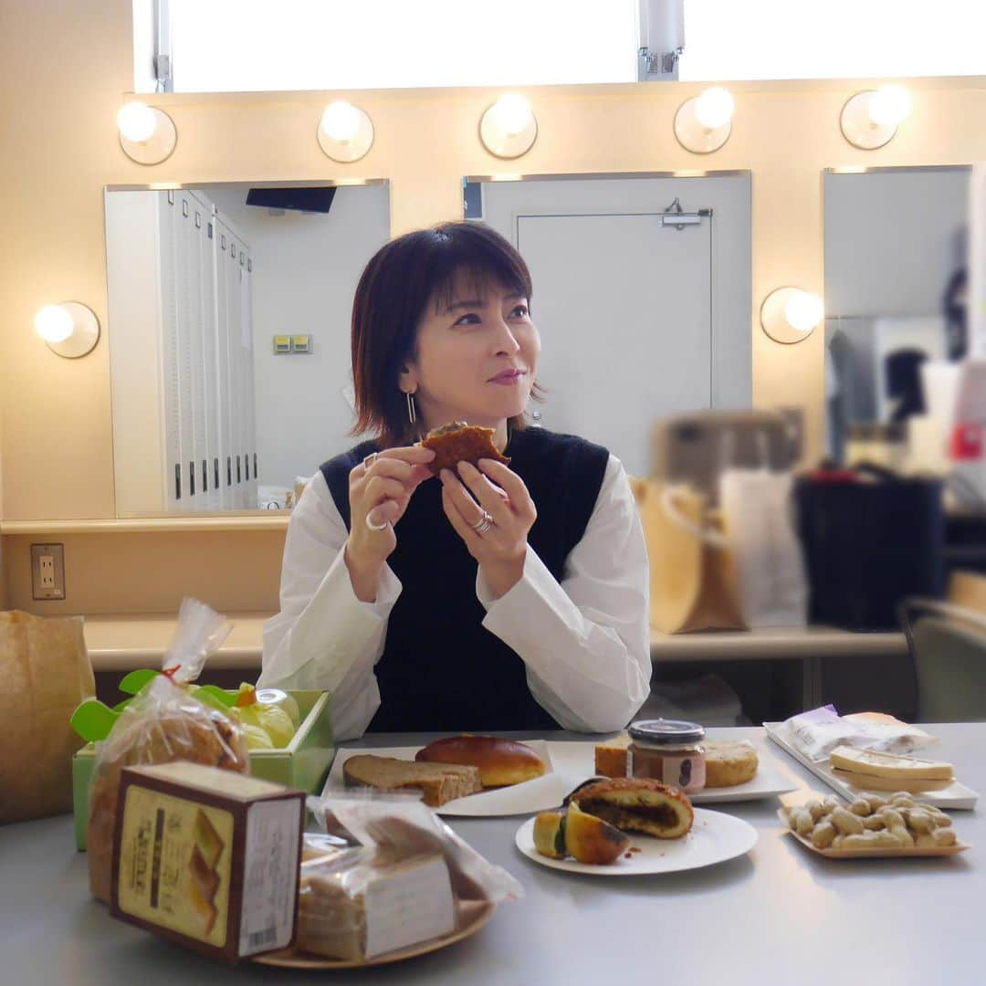 森高千里さんのインスタグラム写真 - (森高千里Instagram)「⁡ 森高千里「この街」TOUR 2020-22 「千葉県　松戸・森のホール21」 ⁡ 今日は朝からいいお天気だったので、それだけでテンションが上がりました！ 初めての松戸でのコンサート、 短い時間でしたが、一緒に楽しめてよかったです。 ⁡ 外は寒いので、風邪ひかないようにしてくださいね。 ⁡ 2021年も残す所二ヶ所になりました、皆さんにパワーを届けに行きたいと思います！！ ⁡ 次は12月18日　愛知県　新城文化会館　です。 ⁡ ⁡ #chisatomoritaka #森高千里 #この街TOUR202022 #千葉県松戸市 #森のホール21 #松戸市文化会館 #ピーナッツサブレー本舗とみい の「#から付落花生Qなっつ」「#戸定三楽」「#チーバくんサブレー」「#ピーナッツサブレー」「#きなこのPちゃん」 #お菓子工房ポニー の「#千葉の梨ゼリー」 #高級食パン専門店ハピナツ の「#HAPINUTS」「#ピーナッツバター」 #八矢庵 の「#松戸のまの字」「#落花生どらやき」「#矢切どらやき」「#矢切ネギコロッケ」「#松戸白宇宙カボチャコロッケ」 #zopf の「#カレーパン」「#ヨーグルトライ」「#ホーホケボー」「#クリームパン」 #松戸銘菓峰月 の「#矢切の渡し舟」」12月5日 20時45分 - chisatomoritaka_official