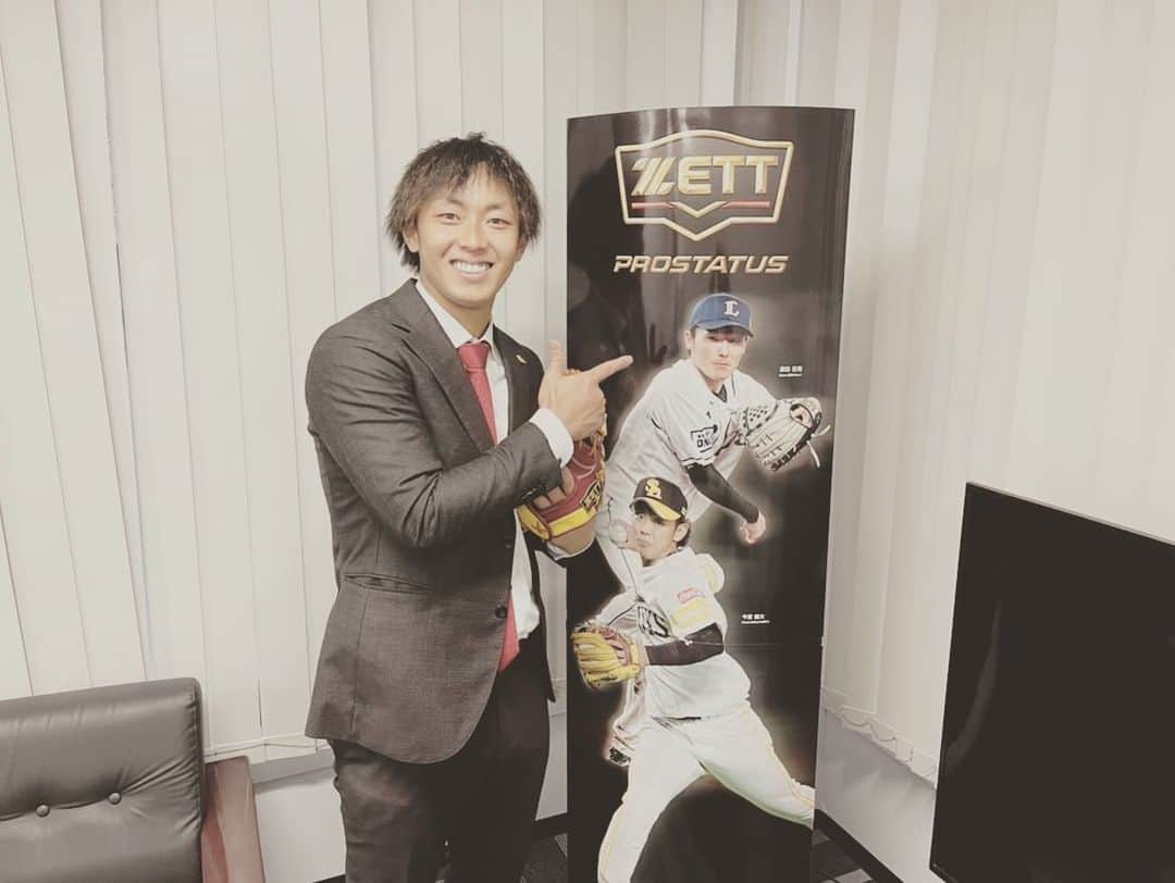 今宮健太さんのインスタグラム写真 - (今宮健太Instagram)「ZETT様に挨拶or来季のグラブの話し合に行ってきました❗️ グラブ工場見学もさせていただきました❗️一つ一つ手作業、本当に感謝しか感じませんでした。。 来年は激しい競走になりますが この相棒と共に頑張りたいと思います❗️ #森 唯斗  #グラブ工場の皆さん 感謝 写真の時のみマスク外してます #ZETT #源田壮亮  お手本😜」12月7日 12時01分 - kntaaaaaaa