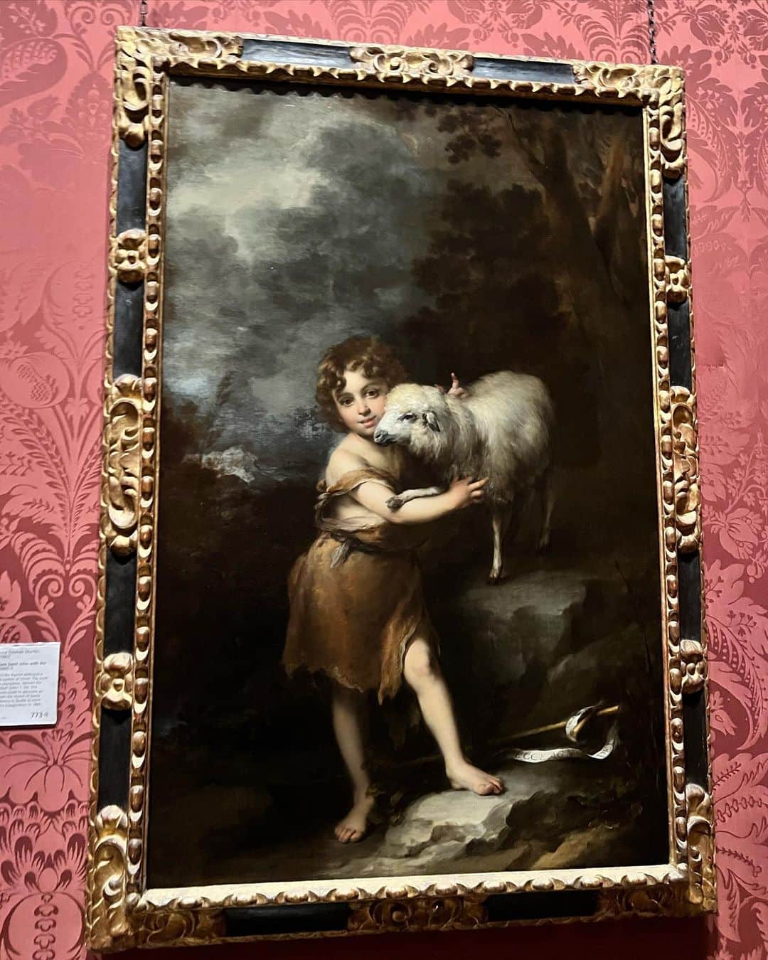あやてん（島田彩加）さんのインスタグラム写真 - (あやてん（島田彩加）Instagram)「🇬🇧ひとり旅記録✍️  ロンドンのナショナルギャラリーに行った時に見た好きだった作品を載せる🐏  Bartolomé Esteban Murillo (1617-1682)  The Infant Saint John with the Lamb  こちらはバルトロメ・エステバン・ムリーリョの【幼い洗礼者聖ヨハネと子羊】いう作品。  知らない作品だったんだけど一目惚れした〜とっても可愛い👶🏻🐏💕  ムリーリョの作品で思い浮かぶのが、2度にわたる修復で台無しになってしまった作品😂どうしてこうなったんだろう(投稿3枚目)  #london #londontravel #londontrip #ロンドン旅行 #ロンドン観光 #nationalgallery #ナショナルギャラリー #海外旅行 #海外一人旅 #絵画 #西洋美術 #絵画好き」12月8日 17時09分 - ayatenchann