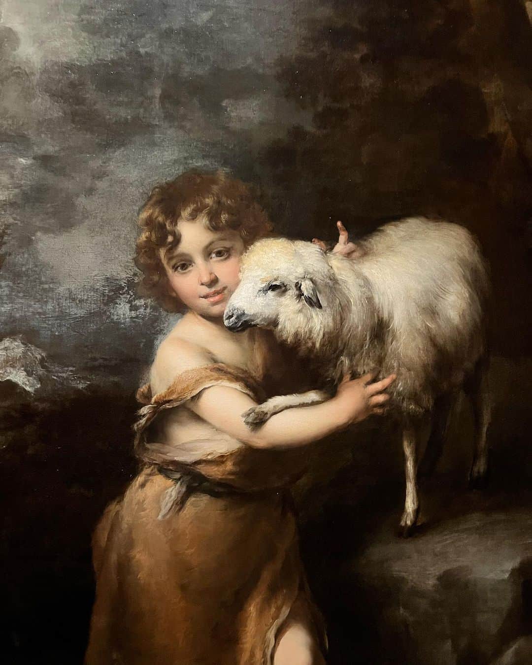 あやてん（島田彩加）さんのインスタグラム写真 - (あやてん（島田彩加）Instagram)「🇬🇧ひとり旅記録✍️  ロンドンのナショナルギャラリーに行った時に見た好きだった作品を載せる🐏  Bartolomé Esteban Murillo (1617-1682)  The Infant Saint John with the Lamb  こちらはバルトロメ・エステバン・ムリーリョの【幼い洗礼者聖ヨハネと子羊】いう作品。  知らない作品だったんだけど一目惚れした〜とっても可愛い👶🏻🐏💕  ムリーリョの作品で思い浮かぶのが、2度にわたる修復で台無しになってしまった作品😂どうしてこうなったんだろう(投稿3枚目)  #london #londontravel #londontrip #ロンドン旅行 #ロンドン観光 #nationalgallery #ナショナルギャラリー #海外旅行 #海外一人旅 #絵画 #西洋美術 #絵画好き」12月8日 17時09分 - ayatenchann