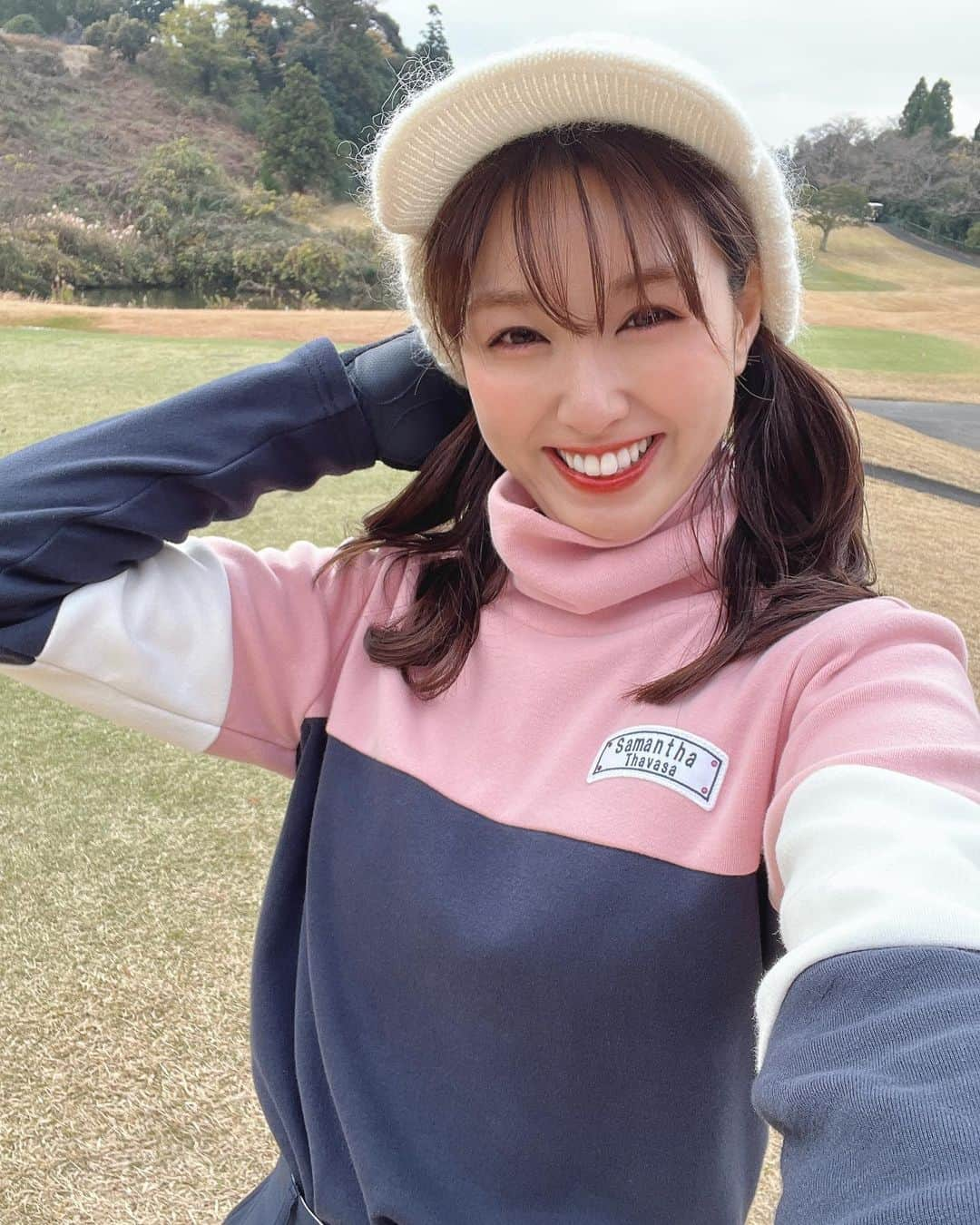 松中みなみさんのインスタグラム写真 - (松中みなみInstagram)「今週末は❣️楽しみにしてた サマンサタバサのゴルフイベント🧸💗  サマンサ所属の女子プロのトークショーに 今年もMCで出演しますー🎤💕  12/11（土）12:30〜名古屋の松坂屋✨ 12/12（日）は東京🗼 11:30〜 東武池袋店 15:50〜新宿小田急百貨店ハルクスポーツ店  この3店舗💗 トークショーの他にもプロによる ワンポイントレッスンや販売会、じゃんけん大会があるので ぜひぜひ遊びに来てください❤️  詳細は2枚目〜載せてるよ😉  普段、プロのお話を聞ける事ほとんどないから 昨年はファン目線でめちゃ根掘り葉掘り聞かせてもらって めちゃ楽しすぎた🥰  あー今週末が楽しみだな〜♫  💗出演プロ💗  香妻琴乃プロ 山村彩恵プロ @saensa629  堀奈津佳プロ @natsuka_hori  原江里菜プロ @haraerina_official   サマンサタバサ🧸@samantha_golf  このウェアは当日のイベントにも着用するんだけど、 お気に入りすぎて先にラウンドで着ちゃった😆  #ゴルフ #ゴルフイベント  #ゴルフウェア #サマンサタバサゴルフ #サマンサゴルフ #ゴルフ女子 #ゴルフ女子コーデ」12月9日 19時02分 - minami_matsunaka