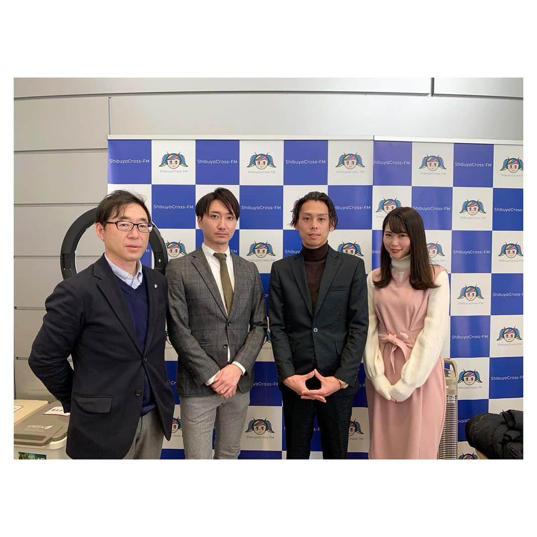 安蒜幸紀さんのインスタグラム写真 - (安蒜幸紀Instagram)「. 【渋谷クロスFM】渋谷発‼︎情熱企業 . 第一生命さんがスポンサーをされている この経済番組も先月で一周年を迎えました💐 . もう一年？とびっくりするくらいの速さですが たくさんの素晴らしい志をお持ちの 社長さんたちをゲストにお招きしてきました！ . 本当に豪華な社長さんたちを お招きしておきながら この一年まったく番組について SNS更新もしていなかったので まとめて投稿させてもらいます😂 （インスタって1投稿10枚しか写真載せられないんですね🥲） . 一周年記念でスタジオを埋め尽くしたお花は 以前ゲストでお招きした @maison_fleurie_tamagawa  さんがアレンジして下さったもの🌸 . なんと私をイメージして アレンジして下さったお花だそうです🥺 感動！！ . こんなに素敵なお花に囲まれて 一周年の放送が出来たこと本当に感謝です🙇‍♀️ . 第一生命さんとはこの一年 オンラインセミナーや研修 キャリアコンサルタントとしても コラボさせて頂きまして とても楽しい時間を過ごさせて頂きました☺️ 改めていつも本当に有難うございます！ . 渋谷発‼︎情熱企業 2年目も皆さんに楽しく見て聴いて 頂けるように一生懸命頑張りたいと思います♪ 引き続きどうぞ宜しくお願い致します✨ . #渋谷#ラジオ#渋谷クロスFM#第一生命#番組#一周年#記念#花#フラワーアレンジメント#お祝い#ゲスト#社長#経営者#インタビュー」12月13日 11時23分 - ambirusaki