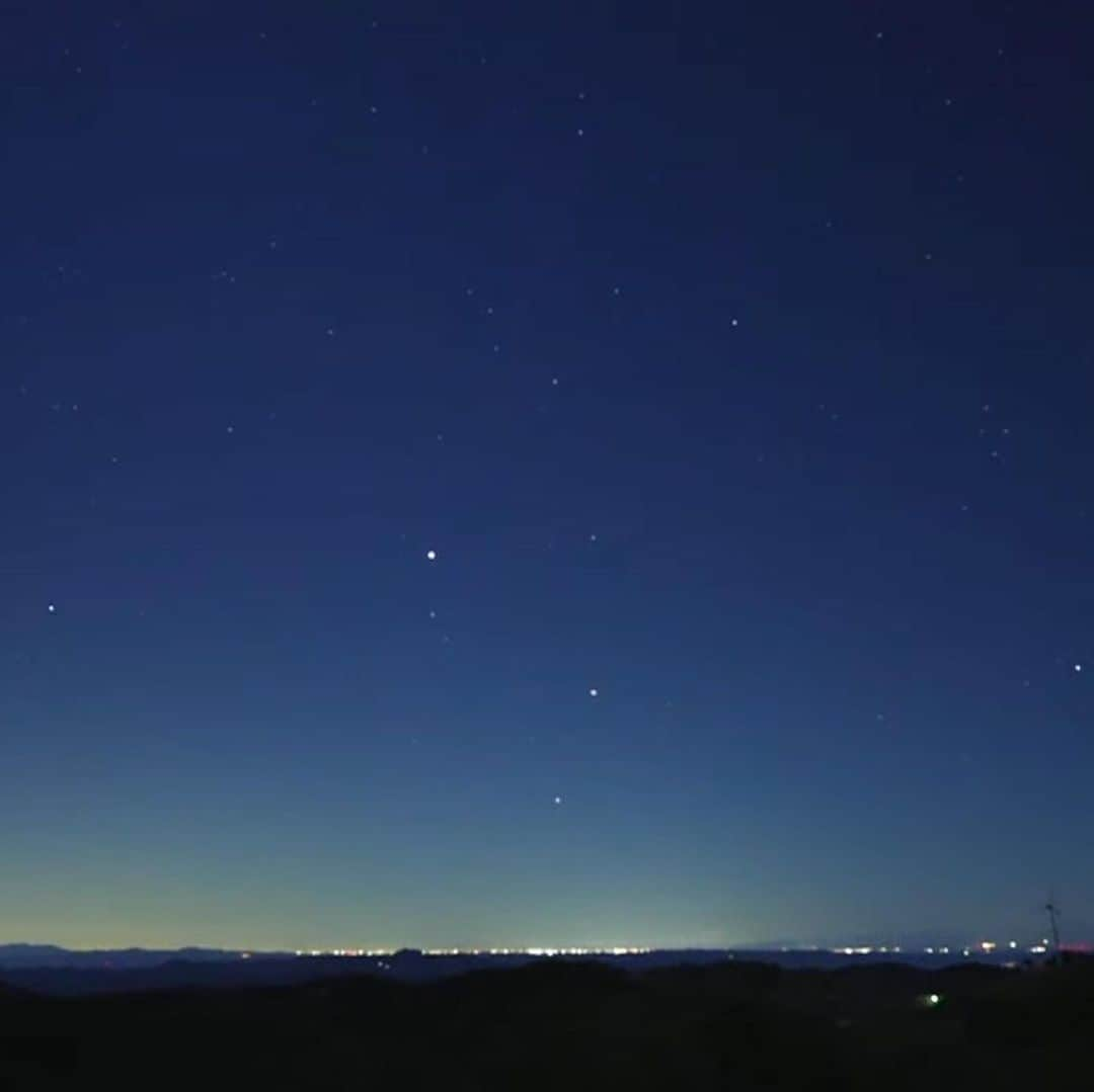 TBS NEWSさんのインスタグラム写真 - (TBS NEWSInstagram)「星空LIVE】13～14日はふたご座流星群がピーク！茨城・常陸太田市からライブ配信/ Live from Ibaraki, JAPAN https://youtu.be/Xyhl97qQ-hQ  関東から西の太平洋側では晴れて、茨城・常陸太田市は快晴で絶好の流星群観測日和となっています。  TBS NEWS映像取材部のカメラクルーが超高感度カメラでふたご座流星群を捉えるべく星空を撮影中。すでにいくつか流れ星を確認できています。 雲がかかっている地域の方や、室内で見たい方、ぜひご覧下さい。  #ふたご座流星群 #流れ星 #星空観測 #天文学 #ふたご座 #星座 #TBS #超高感度カメラ #常陸太田市 #流星 #オリオン座」12月13日 19時54分 - tbsnews_insta