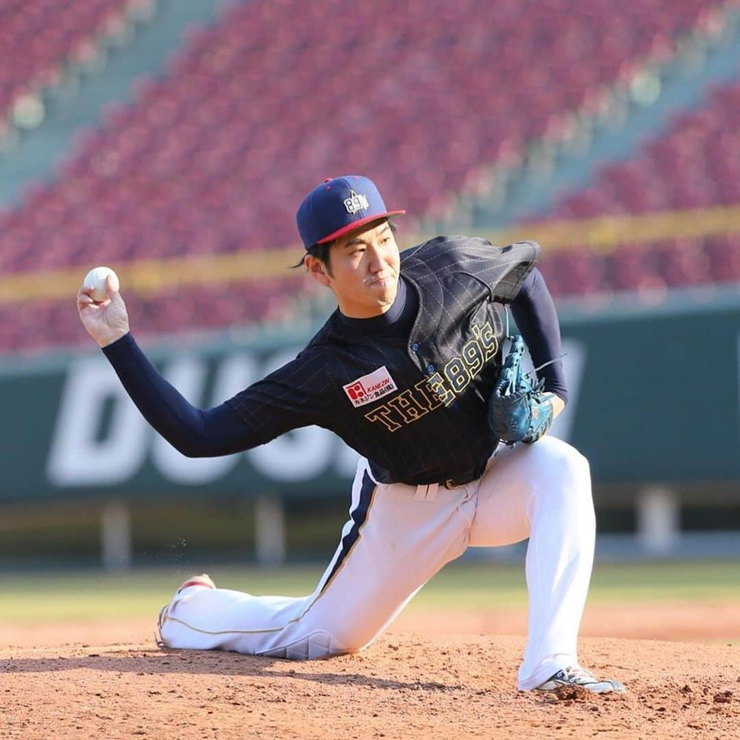 福田太郎さんのインスタグラム写真 - (福田太郎Instagram)「野球をはじめた日👦🏻⚾️ ⠀ ちょうど20年前の12月15日。 小5（当時10歳）で少年野球チームに入りました！ ⠀ 練習初日、なぜかみんなジャージ姿。 上下ユニホームで、やる気満々なのは僕だけ。 ボールすら握れず、ひたすらランニング。 小1の子にも負けて、まさかのビリ🤗 ⠀ 野球の練習つまんな！と思ったら、 実は、冬練期間ど真ん中だったんです☃️ そりゃそうだ、12月ですもの。笑 ⠀ なんやかんやで小中高大と、野球を続け、 辛いことの方が多かったはず…なのに。 振り返ると、とても良い思い出だった！ …ように思えてしまうから、不思議です🤔 ⠀ 大人になった今。 野球のおかげで、沢山の人と出会い、 豊かな毎日を過ごせていると感じます。 ⠀ きっとこの瞬間も、#青春 なのかも。 ぜひ、皆さんのかけがえのない『今』を #イチモニ劇場 #青春パシャリ に、お寄せください！ ⠀ #秋元康 さんが作る楽曲に乗せて、 #イチモニ！でご紹介させて頂きます📺 ⠀ #ありがとう #野球 #thankyoubaseball  @my.s_glove @harty.freedom キャッチボール、野球楽しい〜🙆‍♂️🙆‍♂️ #アンダースロー #submarine #福田太郎 #tarofukuda #渡辺俊介 さん @wata_submarine の映像で学んだ高校時代」12月16日 21時27分 - htb_tarofukuda