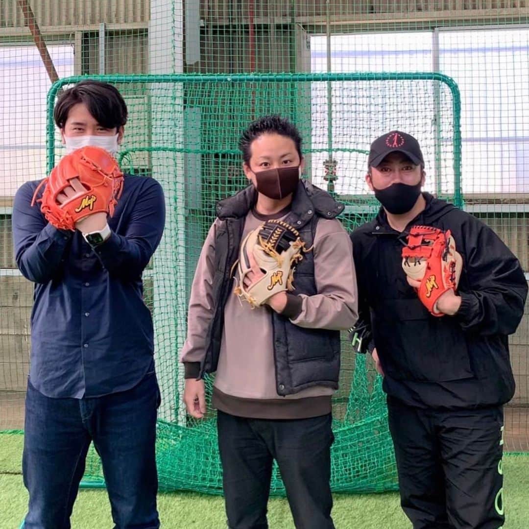 福田太郎さんのインスタグラム写真 - (福田太郎Instagram)「野球をはじめた日👦🏻⚾️ ⠀ ちょうど20年前の12月15日。 小5（当時10歳）で少年野球チームに入りました！ ⠀ 練習初日、なぜかみんなジャージ姿。 上下ユニホームで、やる気満々なのは僕だけ。 ボールすら握れず、ひたすらランニング。 小1の子にも負けて、まさかのビリ🤗 ⠀ 野球の練習つまんな！と思ったら、 実は、冬練期間ど真ん中だったんです☃️ そりゃそうだ、12月ですもの。笑 ⠀ なんやかんやで小中高大と、野球を続け、 辛いことの方が多かったはず…なのに。 振り返ると、とても良い思い出だった！ …ように思えてしまうから、不思議です🤔 ⠀ 大人になった今。 野球のおかげで、沢山の人と出会い、 豊かな毎日を過ごせていると感じます。 ⠀ きっとこの瞬間も、#青春 なのかも。 ぜひ、皆さんのかけがえのない『今』を #イチモニ劇場 #青春パシャリ に、お寄せください！ ⠀ #秋元康 さんが作る楽曲に乗せて、 #イチモニ！でご紹介させて頂きます📺 ⠀ #ありがとう #野球 #thankyoubaseball  @my.s_glove @harty.freedom キャッチボール、野球楽しい〜🙆‍♂️🙆‍♂️ #アンダースロー #submarine #福田太郎 #tarofukuda #渡辺俊介 さん @wata_submarine の映像で学んだ高校時代」12月16日 21時27分 - htb_tarofukuda