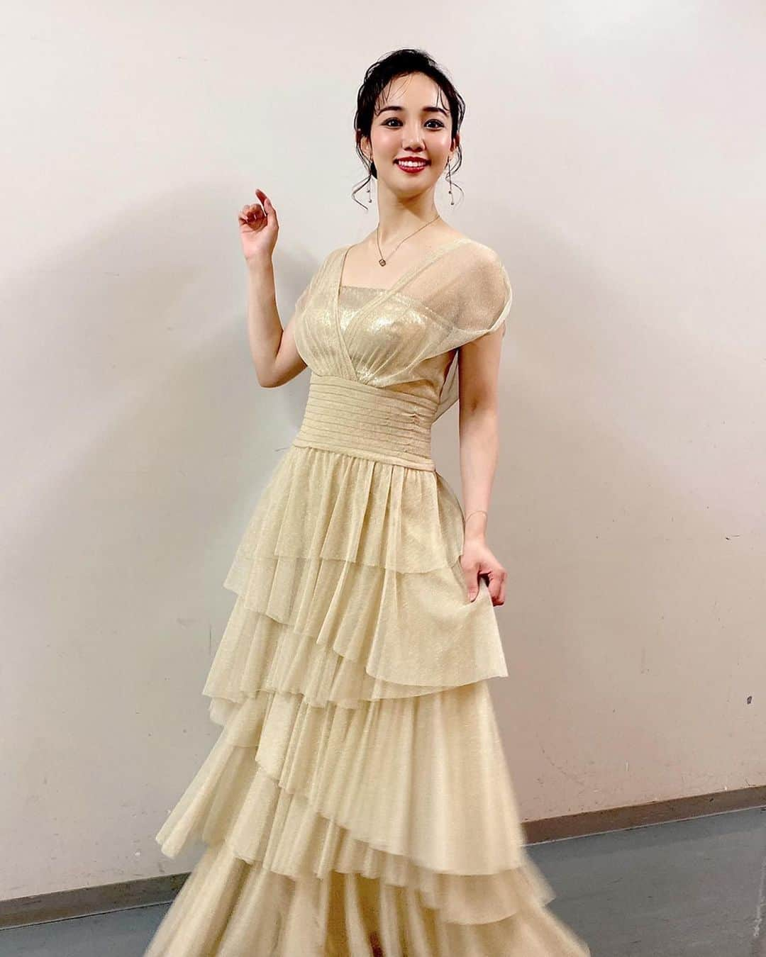 咲妃みゆさんのインスタグラム写真 - (咲妃みゆInstagram)「12月11日。 デビュー20周年を迎えられた #川井郁子 さんの音楽舞台＆コンサート「月に抱かれた日・序章〜ガラシャとマリー・アントワネット〜」にゲスト出演させていただきました🎻✨ ⁡ ご来場くださった皆さま、本当にありがとうございました！！！ ⁡ 川井さんの、発想力、創造力、表現力の素晴らしさに圧倒され、ひたすら感動するひと時でした。そして優しいお人柄と明るい笑顔のお力でしょうか…なんだかとても穏やかな気持ちで過ごせた１日でした。 ⁡ 川井さんの奏でる美しいヴァイオリンの音色と共にお歌をお届けできるなんて…願ってもないことです😭貴重な経験をさせていただき感謝の気持ちでいっぱいです。 ⁡ お一人でも多くの方に、川井さんの生み出される色鮮やかな世界を体感していただけたらと思います。ご興味を持ってくださった方は、是非とも大阪公演へ足をお運びくださいませ！ ⁡ 12月28日(火)18時30分開演 梅田芸術劇場メインホール コンサートゲストは、 宝塚歌劇団の先輩でもある#紫吹淳 さんと、#秋川雅史 さんです✨」12月17日 22時08分 - miyusakihi