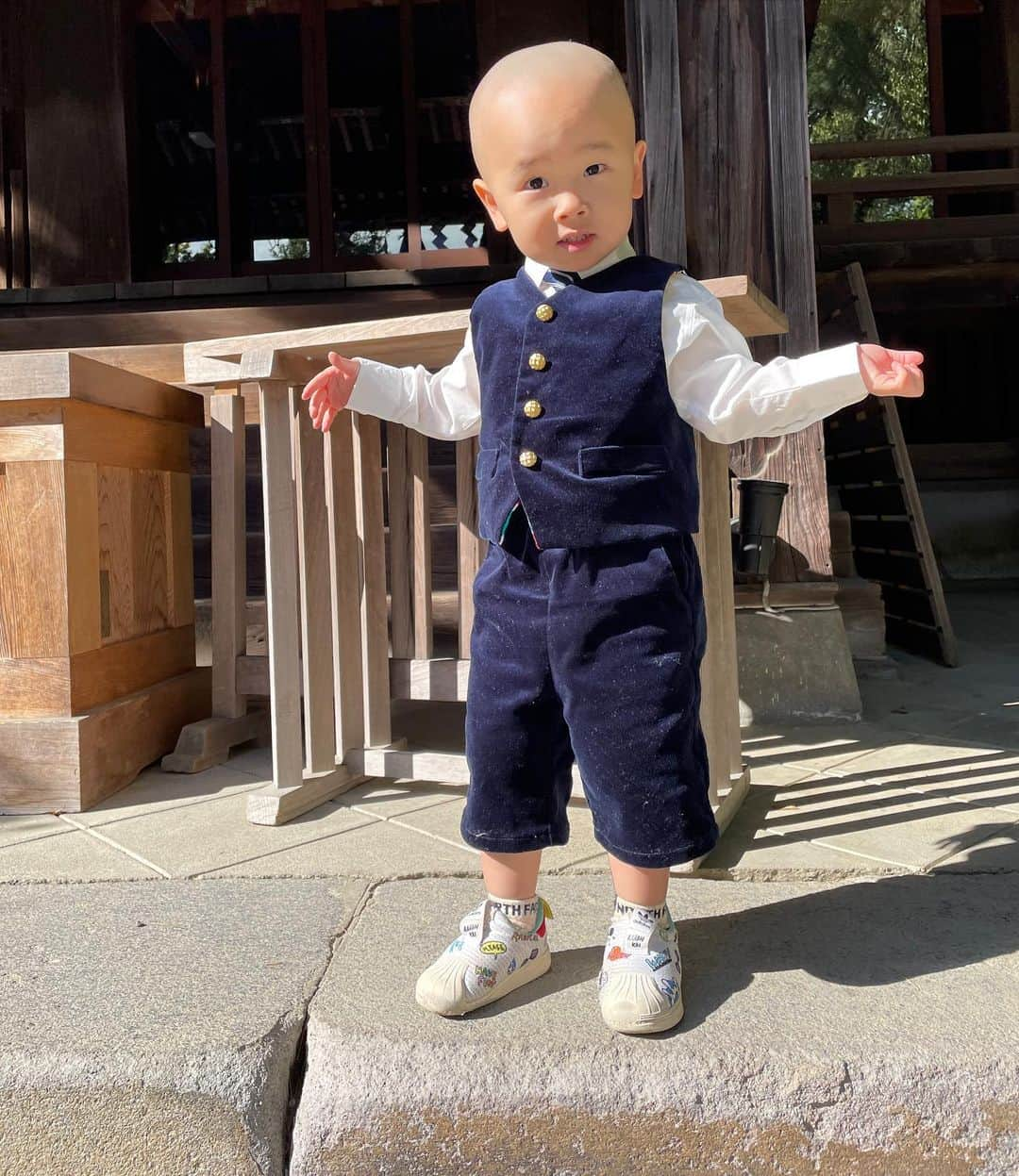 凰津りささんのインスタグラム写真 - (凰津りさInstagram)「利直のフォーマルベストandパンツ🦺🩳✨ . . こちらも紺色ベロアで作りました。 裏地は鈴木雅之様を真似て派手なチューリップ柄の裏地を使いちょいワル感を出してみた。 . うん、サングラスかけたら君はもうマーチンだよ🕶✨🎤 . . パンツのポケット、 何も入れやしないのにちゃんとしたポケット付けた。 飾りポケットだったら楽だったのにね。。。 . きっとこのポケットには利直の夢と希望が入っているのだろう。ん？？ . 家族写真の為に兄妹コーデを作るのはなかなか大変でしたが、仕上がって着せてみたら、双子コーデみたいになって面白くて苦労なんて忘れてしまったよ🤣 . すれ違う方々に、双子？と3回ほど聞かれましたw . 来年はどんなの作ろかなー😆 . 今回の利直が来てるシャツとネクタイは西松屋なので、来年はシャツ👔も挑戦したいね‼️ . . #洋裁 #洋裁初心者 #兄妹コーデ #世界でたった一つ #フォーマル #フォーマルコーデ  #お母さん手作りよ #結婚記念日 は #家族の誕生日 #家族写真撮影」12月18日 11時06分 - outsu.risa95