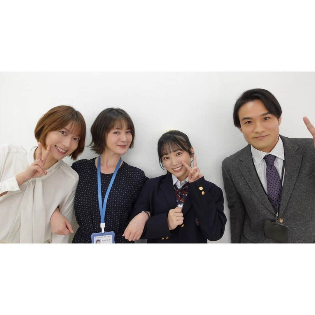 阿部華也子さんのインスタグラム写真 - (阿部華也子Instagram)「♪  今夜ドラマ『顔だけ先生』最終回です！🥺  少し前にクランクアップしました☺️  はじめてのドラマの現場はこの上なく楽しくて、先生役、生徒役のみなさんと幸せな時間を過ごしました！  台本をいただき、それぞれが違う場所、違う状況、違う心情で読んでくるわけだから、きっと台本から受ける印象はみんな違うはず。  それぞれのイメージを現場で擦り合わせて一つの作品を紡いでいく作業は本当に繊細で、尊いものでした。  愉快なキャストの皆さん、スタッフの皆さんに恵まれて平和で幸せな3ヶ月でした！  数ヶ月、撮影のある日は朝から晩までずーっと一緒だったから、、、今でも時々あの日々を、そしてキャストの皆さん、スタッフの皆さんのことをぼーーっと思い出して恋しく感じます😌  現場で仲良くしてくれた生徒のみんな、先生方はもちろんですが、誰よりも早くから誰よりも遅くまで、毎日現場で作業をしてくださって、どんな時も細やかに気を配ってくださったスタッフの皆さんには、感謝してもしきれません。  そしてこのドラマを楽しんでくださった皆さま☺️  本当に、本当にありがとうございました✨  何枚か写真載せておくので、よかったら見てってください❣️  ではこのあと！11話もお楽しみください☺️💛  #顔だけ先生 #最高の仲間たちでした🥺 #最終話もお楽しみに✨ #ありがとうございました🥰」12月18日 22時20分 - kayakoabeofficial