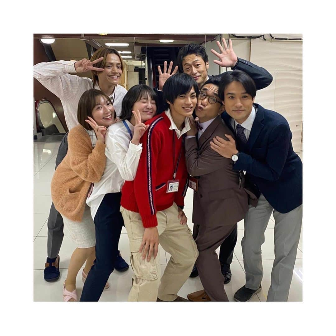 阿部華也子さんのインスタグラム写真 - (阿部華也子Instagram)「♪  今夜ドラマ『顔だけ先生』最終回です！🥺  少し前にクランクアップしました☺️  はじめてのドラマの現場はこの上なく楽しくて、先生役、生徒役のみなさんと幸せな時間を過ごしました！  台本をいただき、それぞれが違う場所、違う状況、違う心情で読んでくるわけだから、きっと台本から受ける印象はみんな違うはず。  それぞれのイメージを現場で擦り合わせて一つの作品を紡いでいく作業は本当に繊細で、尊いものでした。  愉快なキャストの皆さん、スタッフの皆さんに恵まれて平和で幸せな3ヶ月でした！  数ヶ月、撮影のある日は朝から晩までずーっと一緒だったから、、、今でも時々あの日々を、そしてキャストの皆さん、スタッフの皆さんのことをぼーーっと思い出して恋しく感じます😌  現場で仲良くしてくれた生徒のみんな、先生方はもちろんですが、誰よりも早くから誰よりも遅くまで、毎日現場で作業をしてくださって、どんな時も細やかに気を配ってくださったスタッフの皆さんには、感謝してもしきれません。  そしてこのドラマを楽しんでくださった皆さま☺️  本当に、本当にありがとうございました✨  何枚か写真載せておくので、よかったら見てってください❣️  ではこのあと！11話もお楽しみください☺️💛  #顔だけ先生 #最高の仲間たちでした🥺 #最終話もお楽しみに✨ #ありがとうございました🥰」12月18日 22時20分 - kayakoabeofficial