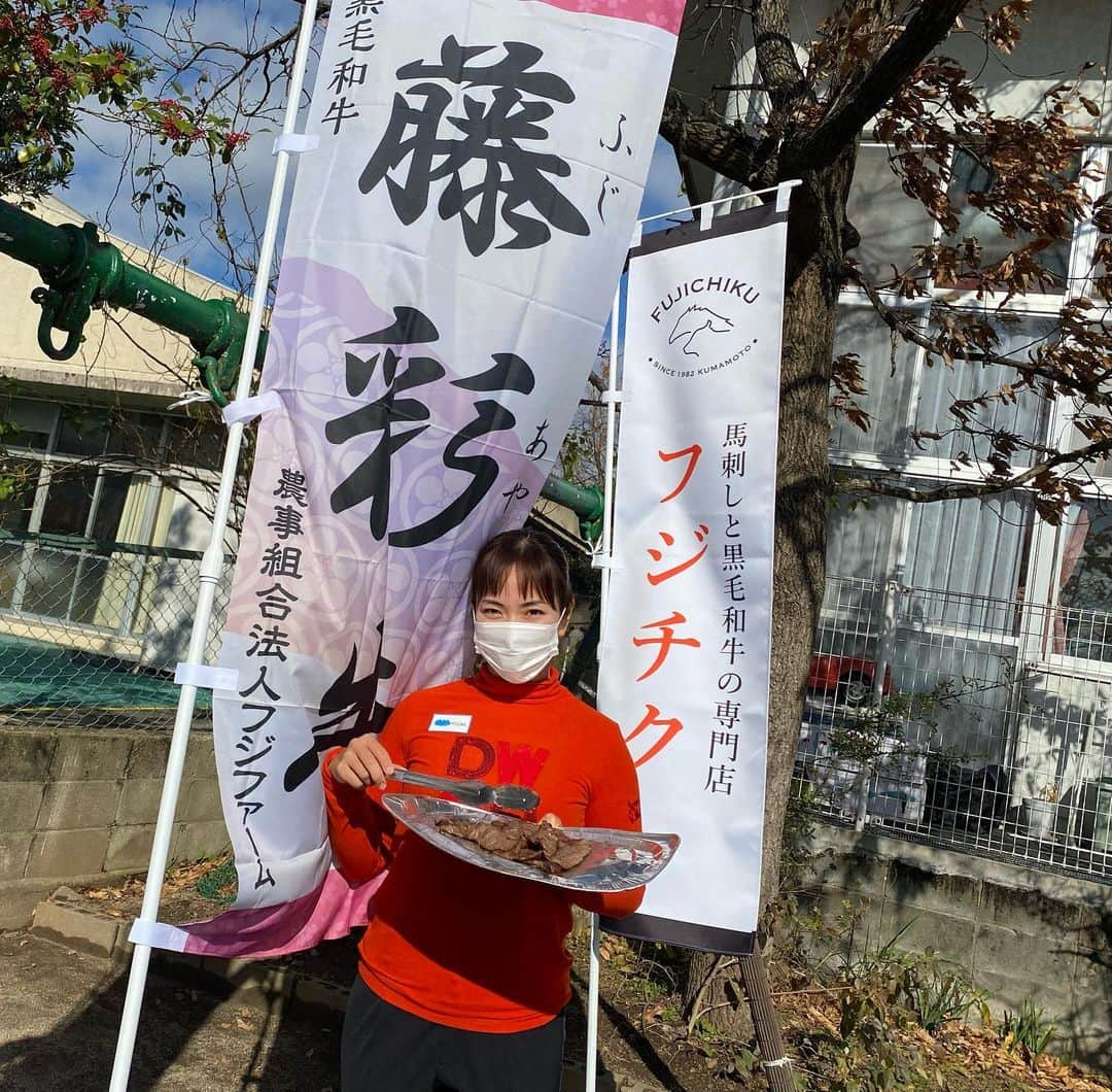 笠りつ子さんのインスタグラム写真 - (笠りつ子Instagram)「今年から「熊本市子ども食堂プロジェクト」に参加させて頂きました。 獲得バーディー数に応じたお肉を寄付する事を掲げて426個のバーディーを獲得する事ができた事 また、ヨネックスレディースでも優勝する事ができ、お米100キロも寄付する事ができた事はとても嬉しく思います。  そして今回この活動に地元企業の株式会社フジチク様が賛同してくれる事になり、熊本のブランド牛である「藤彩牛」を子供達に届ける事が可能になりました。 ありがとうございました🥩  美味しいお肉を食べた子供達の笑顔が見れて良かったです😊💖💖  今後も 子供達の笑顔になる活動を続けていきたいと思っています😄✨✨  #フジチク #藤彩牛 #俊、なっちゃん、みんなみんなありがとう🥩 #お手伝いしてくれた皆様ありがとうございました」12月19日 21時21分 - ryuritsuko