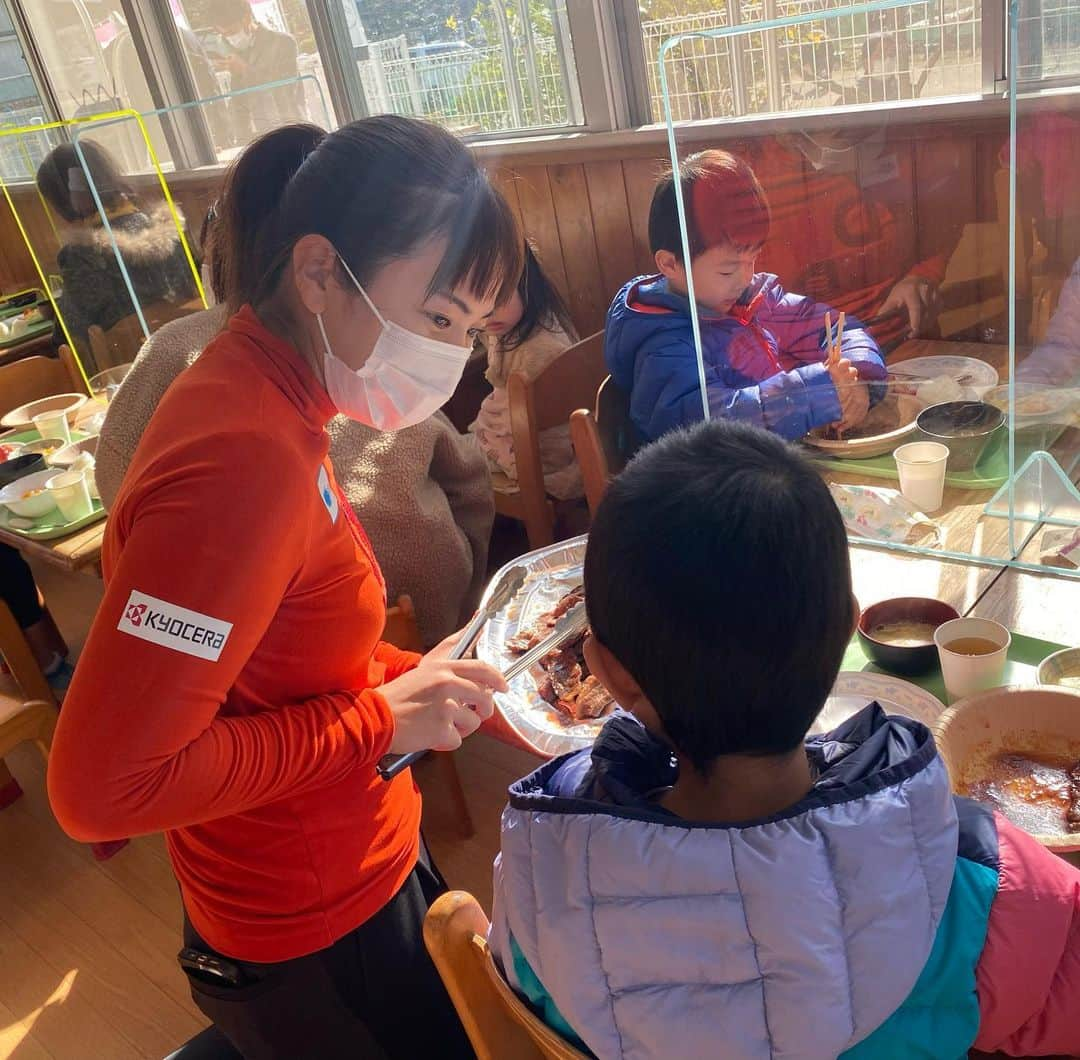 笠りつ子さんのインスタグラム写真 - (笠りつ子Instagram)「今年から「熊本市子ども食堂プロジェクト」に参加させて頂きました。 獲得バーディー数に応じたお肉を寄付する事を掲げて426個のバーディーを獲得する事ができた事 また、ヨネックスレディースでも優勝する事ができ、お米100キロも寄付する事ができた事はとても嬉しく思います。  そして今回この活動に地元企業の株式会社フジチク様が賛同してくれる事になり、熊本のブランド牛である「藤彩牛」を子供達に届ける事が可能になりました。 ありがとうございました🥩  美味しいお肉を食べた子供達の笑顔が見れて良かったです😊💖💖  今後も 子供達の笑顔になる活動を続けていきたいと思っています😄✨✨  #フジチク #藤彩牛 #俊、なっちゃん、みんなみんなありがとう🥩 #お手伝いしてくれた皆様ありがとうございました」12月19日 21時21分 - ryuritsuko