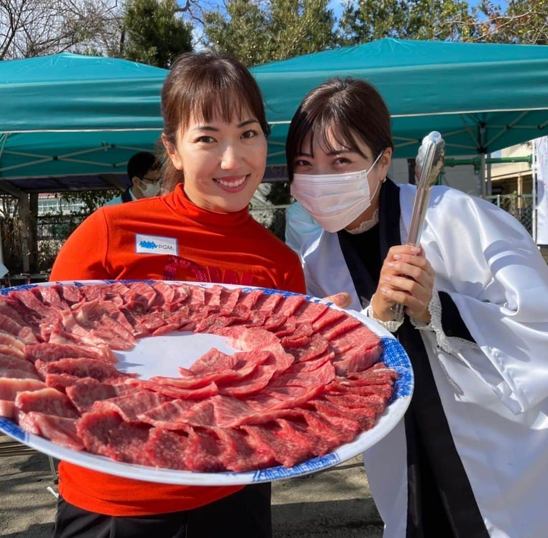 笠りつ子さんのインスタグラム写真 - (笠りつ子Instagram)「今年から「熊本市子ども食堂プロジェクト」に参加させて頂きました。 獲得バーディー数に応じたお肉を寄付する事を掲げて426個のバーディーを獲得する事ができた事 また、ヨネックスレディースでも優勝する事ができ、お米100キロも寄付する事ができた事はとても嬉しく思います。  そして今回この活動に地元企業の株式会社フジチク様が賛同してくれる事になり、熊本のブランド牛である「藤彩牛」を子供達に届ける事が可能になりました。 ありがとうございました🥩  美味しいお肉を食べた子供達の笑顔が見れて良かったです😊💖💖  今後も 子供達の笑顔になる活動を続けていきたいと思っています😄✨✨  #フジチク #藤彩牛 #俊、なっちゃん、みんなみんなありがとう🥩 #お手伝いしてくれた皆様ありがとうございました」12月19日 21時21分 - ryuritsuko