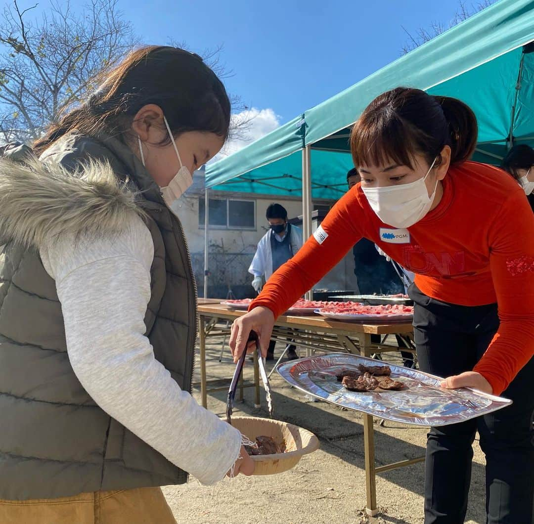 笠りつ子さんのインスタグラム写真 - (笠りつ子Instagram)「今年から「熊本市子ども食堂プロジェクト」に参加させて頂きました。 獲得バーディー数に応じたお肉を寄付する事を掲げて426個のバーディーを獲得する事ができた事 また、ヨネックスレディースでも優勝する事ができ、お米100キロも寄付する事ができた事はとても嬉しく思います。  そして今回この活動に地元企業の株式会社フジチク様が賛同してくれる事になり、熊本のブランド牛である「藤彩牛」を子供達に届ける事が可能になりました。 ありがとうございました🥩  美味しいお肉を食べた子供達の笑顔が見れて良かったです😊💖💖  今後も 子供達の笑顔になる活動を続けていきたいと思っています😄✨✨  #フジチク #藤彩牛 #俊、なっちゃん、みんなみんなありがとう🥩 #お手伝いしてくれた皆様ありがとうございました」12月19日 21時21分 - ryuritsuko