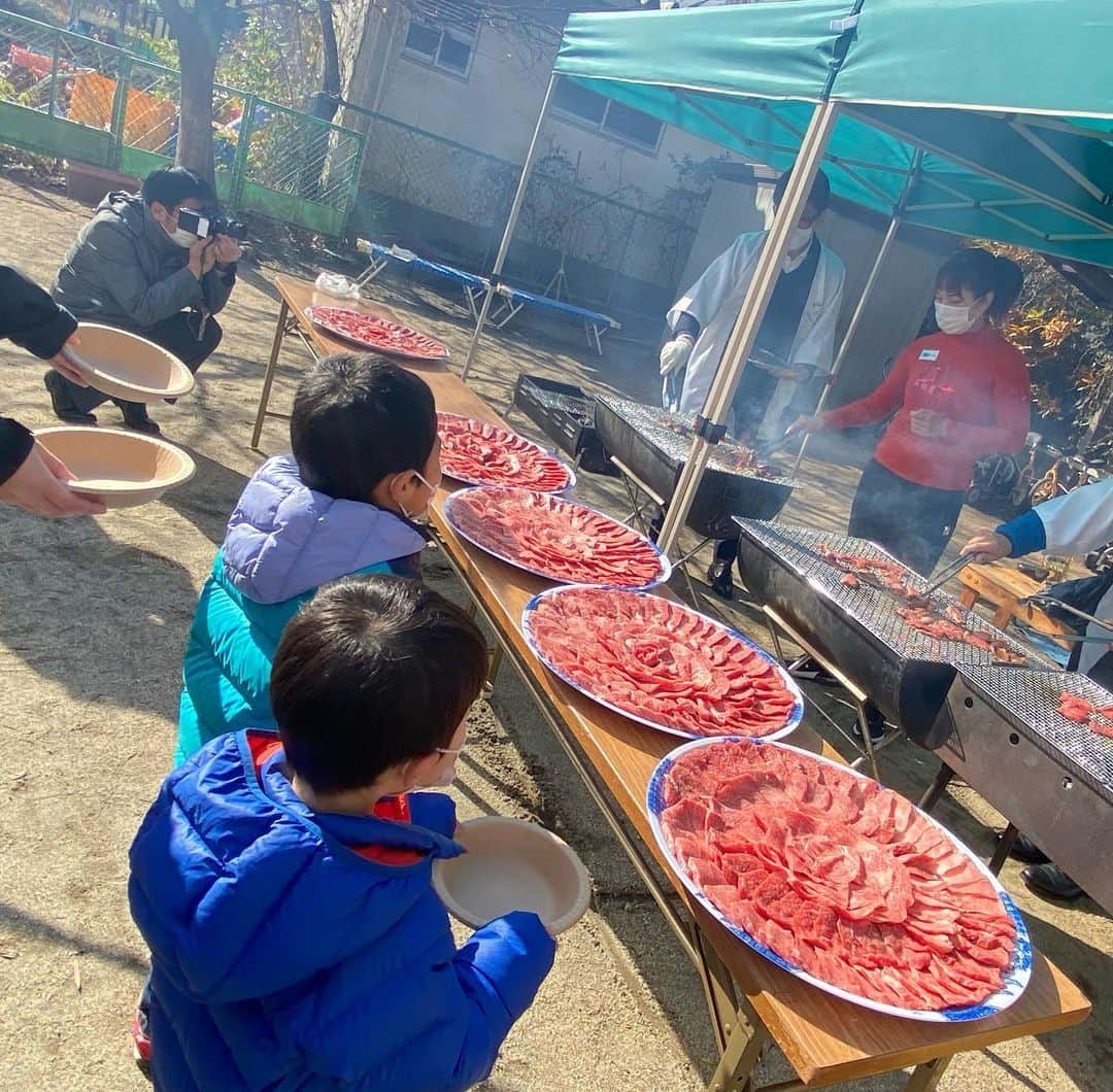 笠りつ子さんのインスタグラム写真 - (笠りつ子Instagram)「今年から「熊本市子ども食堂プロジェクト」に参加させて頂きました。 獲得バーディー数に応じたお肉を寄付する事を掲げて426個のバーディーを獲得する事ができた事 また、ヨネックスレディースでも優勝する事ができ、お米100キロも寄付する事ができた事はとても嬉しく思います。  そして今回この活動に地元企業の株式会社フジチク様が賛同してくれる事になり、熊本のブランド牛である「藤彩牛」を子供達に届ける事が可能になりました。 ありがとうございました🥩  美味しいお肉を食べた子供達の笑顔が見れて良かったです😊💖💖  今後も 子供達の笑顔になる活動を続けていきたいと思っています😄✨✨  #フジチク #藤彩牛 #俊、なっちゃん、みんなみんなありがとう🥩 #お手伝いしてくれた皆様ありがとうございました」12月19日 21時21分 - ryuritsuko