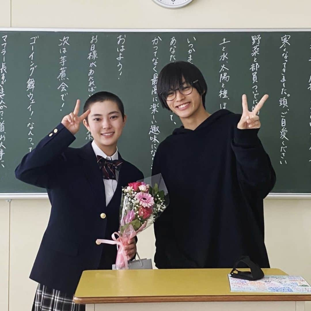 田幡妃菜さんのインスタグラム写真 - (田幡妃菜Instagram)「｢顔だけ先生｣最後まで見て下さりありがとうございました！  初めてのレギュラー出演として緊張もあったのですが常に楽しいと感じられる現場でした！ 最後の黒板のシーンは色々な感情が混ざり涙が溢れてしまいました😭  クランクアップの時に神尾さんがネックレスをプレゼントしてくださいました🥺  神尾さん、貫地谷さん、全キャストの皆さん、スタッフの皆さん、最後まで見て下さった視聴者の皆さん！ 本当に感謝の気持ちでいっぱいです。 この4ヶ月全てが私の宝物です😍✨」12月19日 23時08分 - tabatahina_official