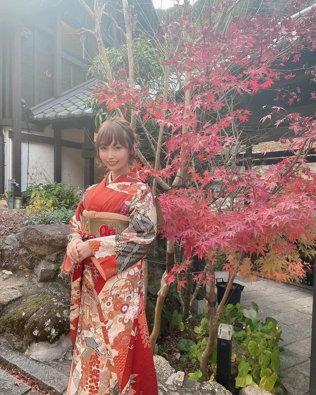 島田玲奈さんのインスタグラム写真 - (島田玲奈Instagram)「. だいすきな幼馴染の結婚式で着物を着ました🥰 . まだ未婚なもので、28やけども振袖を着たよ！ . 成人式の時、まだNMBにいて、一度も着る機会の無かったお母さんの振袖を滑り込みで着られて嬉しかった💓 . ヘアアレンジは、お父さんがしてくれました✌︎ . 仲良しみんなで着物を着て、みんなで感動して泣いて、大好きな人の幸せな姿を見れて、最高の一日でした🥳 . 地元にある音羽山荘での式だったのですが、ほんっっとうに素敵だった〜！！」12月19日 23時53分 - smd_rn321