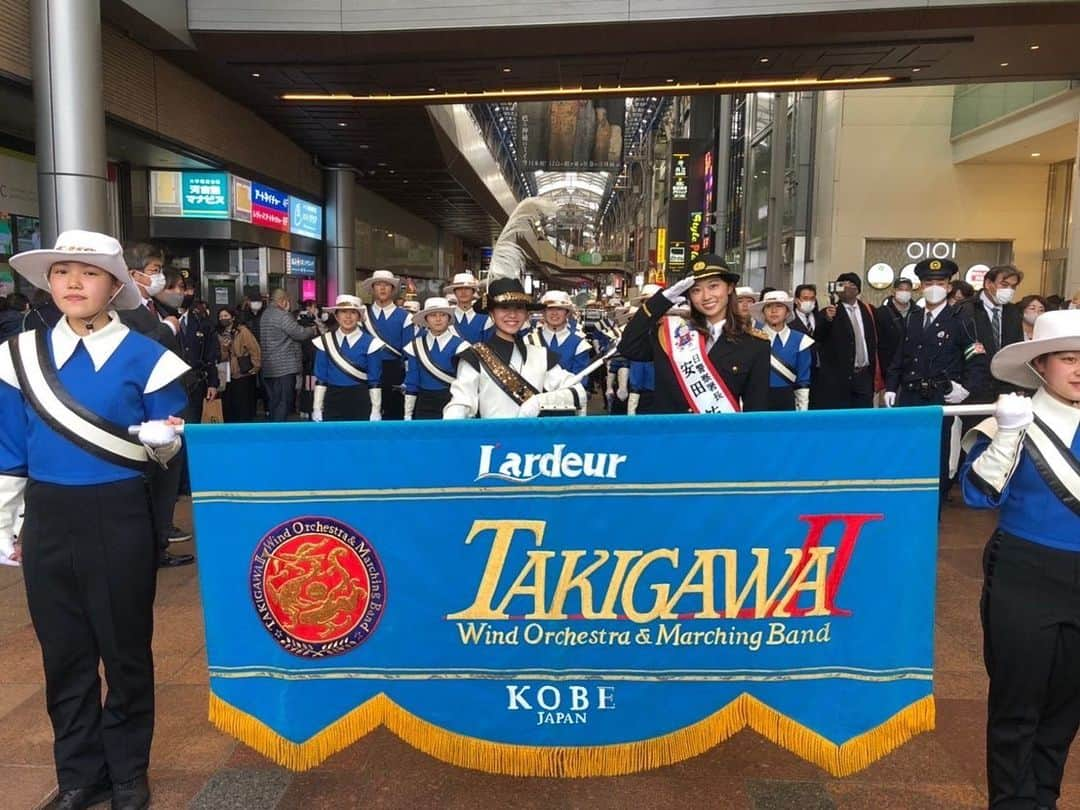 安田祐香さんのインスタグラム写真 - (安田祐香Instagram)「地元神戸の生田警察署で一日警察署長を務めました！🚓  生田署で一日警察署長の任命式や広報用動画の撮影、警察署員の方の点検に参加しました。👮‍♀️✨✨  滝川第二の吹奏楽部と一緒に年末特別警戒のパレードも行い、とても貴重な経験をさせて頂きました。  生田署の皆さま、滝川第二の吹奏楽部のみんな、ありがとうございました！  神戸を安心安全な街にしましょう✨  #生田警察署 #一日警察署長 #滝川第二高等学校吹奏楽部」12月20日 19時58分 - oo_______yuka