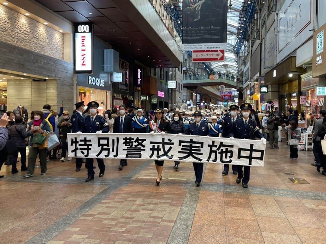 安田祐香さんのインスタグラム写真 - (安田祐香Instagram)「地元神戸の生田警察署で一日警察署長を務めました！🚓  生田署で一日警察署長の任命式や広報用動画の撮影、警察署員の方の点検に参加しました。👮‍♀️✨✨  滝川第二の吹奏楽部と一緒に年末特別警戒のパレードも行い、とても貴重な経験をさせて頂きました。  生田署の皆さま、滝川第二の吹奏楽部のみんな、ありがとうございました！  神戸を安心安全な街にしましょう✨  #生田警察署 #一日警察署長 #滝川第二高等学校吹奏楽部」12月20日 19時58分 - oo_______yuka