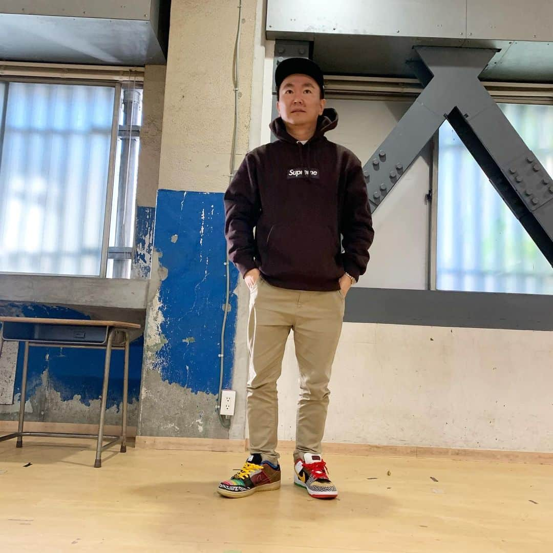 山内健司（かまいたち）さんのインスタグラム写真 - (山内健司（かまいたち）Instagram)「。 憧れのsupremeのBOX LOGOかいましたー😚😚😚  スニダンで、白とブラウンとチャコールの3種類大人買いしました😂😂😂  めちゃくちゃ嬉しいどすー㊗️  そしてsupremeのダウンも買いましたー😆  いぇーーーーーい🙆‍♂️  かまいたちのファンクラブの  『おまえたち』  で私、日記始めます🖐  独り言風なブログになるのでサッと読める感じです🎉  いつからか正式に決まったらまた言いますねーーー🖐🖐🖐  あと、かまいたちが渋谷凪咲のYouTube出てますー🖐🖐🖐  ヤバい回になってますので是非見に行ってくださいー🖐🖐🖐  そしてチャンネル登録お願いしますー😂😂😂  これで渋谷凪咲のチャンネル登録者数が上がれば我々の株も上がりますので😂😂😂  #nike  #supreme #かまいたち山内  #渋谷凪咲」12月21日 14時12分 - sneakerkenji0117