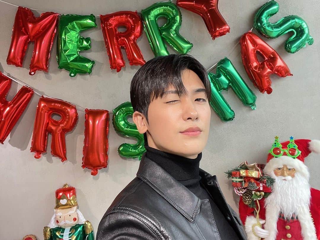 ヒョンシク さんのインスタグラム写真 - (ヒョンシク Instagram)「🎅🏻🎄Merry Christmas」12月24日 19時24分 - phs1116