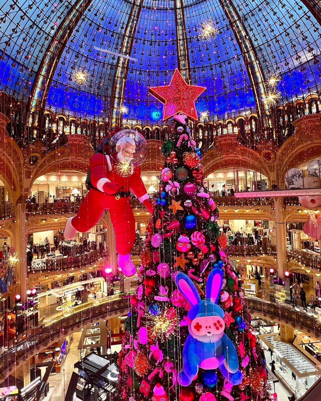 あやてん（島田彩加）さんのインスタグラム写真 - (あやてん（島田彩加）Instagram)「パリのギャラリーラファイエットのツリー🎄  多分パリで1番有名なツリーだと思うんだけど今年初めて見ました  #クリスマスツリー  #クリスマスイブ」12月24日 19時32分 - ayatenchann