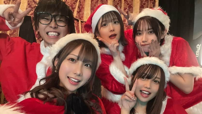 イニ（じん）さんのインスタグラム写真 - (イニ（じん）Instagram)「みんなで集まりました🎄 みんなラップ不慣れなのに とっても頑張ってくれました🥲 やっぱりラップはそれぞれ 個性も出るし、みんな違って みんな良いから好き！！！ 🎄 クリスマスラップ是非聴いてねー！」12月24日 20時18分 - jinjin10272