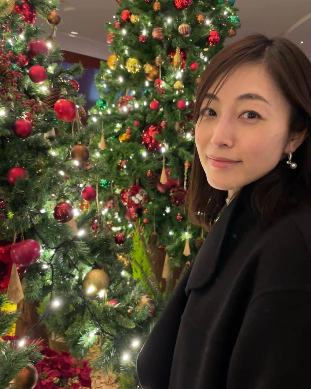 青山倫子さんのインスタグラム写真 - (青山倫子Instagram)「merry Xmas🎄 あれもやらなきゃ、これもやりたい、と何かに追われて心がソワソワしちゃう年末。 あれもこれも全部できるように、張り切って欲張って頑張ってみようっと。  素敵なクリスマスをお過ごしください🎄  #青山倫子 #メリークリスマス #何かに追われる年末 #ソワソワしちゃうね #欲張って頑張るぞ #張り切って窓掃除をしたら次の日雨だった」12月25日 7時54分 - noriko_aoyama1229