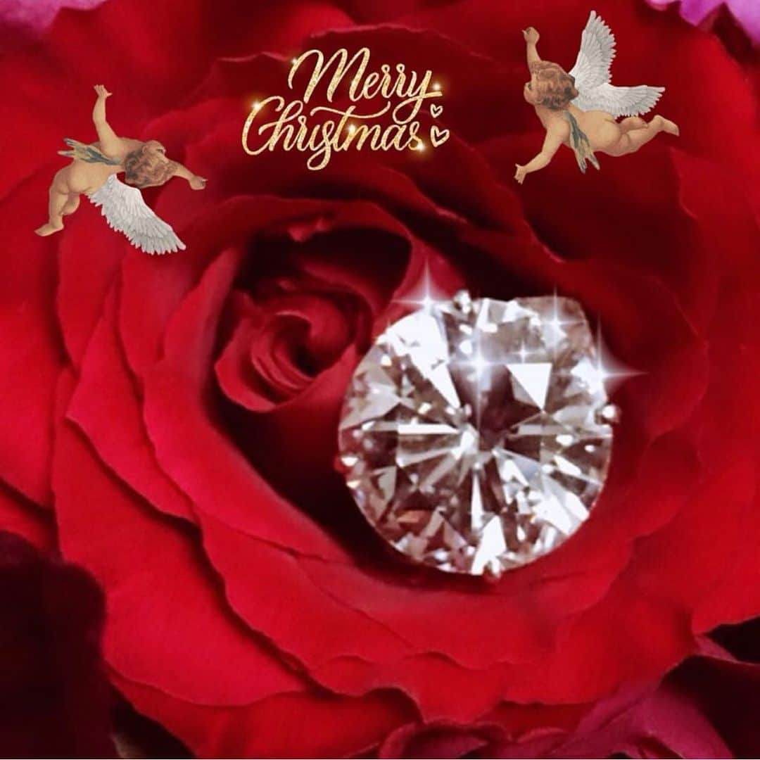 叶姉妹さんのインスタグラム写真 - (叶姉妹Instagram)「⚜️ファビュラスな💎クリスマス🌹を 私達の愛する大切な皆さんとご一緒に…。⚜️💋✨✨ 私達の愛する大切な皆さん ごきげんいかがでしょうか🥰💖  💎Very merry Christmas 💋✨💎💎  観るだけでミラクルで縁起の良い ファビュラスな姉の💋✨ 神々しいオーラのアーティで 芸術的なサンタさんは、 あなたにミラクルな幸運のバラの香り🌹とヘブンリーな癒しをハッピーエナジーと いっしょにおおくりいたしますよ💋✨  コロナ禍でいろいろと凄く大変な日々、 お一人で寂しい想いをしていらっしゃるかもしれない皆さんも、 心は私達とご一緒に。🌹✨ わたくしたちと皆さんの プレシャスな愛あふれるヘブンリーでピースフルなこのオアシスの心のつながりは何も かわることはありませんよ。🥰💖 もちろん、これからも。💋✨✨  ちなみに、 これは、ドルチェ&ガッパーナの ⚜️💎ビジューマイクロパンツドレス💎⚜️を 今年の叶姉妹のサンタにしてみましたよ。 私となかよしお揃いですよ。😉💖 ⚜️ボディチェーン⚜️は⛓長年愛用の オーダーのお作りのピンクゴールドに リアルダイヤモンド💎のものと、 ベルサーチのダブル・ボディチェーンですよ🔱 ブーツはカサディの20cmスーパーピンヒール、 私は歩けないブーツですよ😅💖  そして❣️ Spotifyのポッドキャスト 💎私達の初のトーク番組💎 ⚜️叶姉妹のファビュラスワールド⚜️の 今回はスペシャル💖 本日、Spotify オリジナル Podcast第19.5話 「『お聞きします！』 クリスマスイブ・スペシャル回ですよ。」を 配信しております。 皆さんが 楽しんでいただけますと 私達も嬉しいですよ。🌹✨  💎「世の中が見えない危険にさらされて 急速に変化する不安定な今、 わたくし達の愛する大切な皆さんが どうか 心身ともに健やかに幸せに 過ごされますように 心より願っておりますよ。🌹✨」  #merrychristmas #クリスマス #Spotify #ポッドキャスト #叶姉妹のファビュラスワールド #amazing #heavenly #バラの香り  #precious#fabulous #叶姉妹 #heaven #happy #ファビュラス  #angel #宇宙   #コミケ #叶 #叶ポージングエクササイズ  #究極生命体 #peace #peaceful #lgbtq #至福 #幸運 #天使 #女神 #愛するあなたへ」12月25日 8時46分 - kano_sisters007