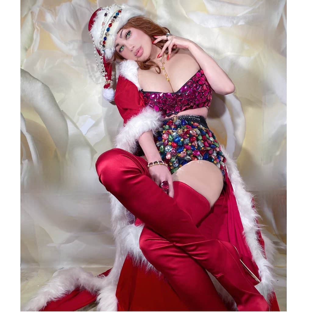 叶姉妹さんのインスタグラム写真 - (叶姉妹Instagram)「⚜️ファビュラスな💎クリスマス🌹を 私達の愛する大切な皆さんとご一緒に…。⚜️💋✨✨ 私達の愛する大切な皆さん ごきげんいかがでしょうか🥰💖  💎Very merry Christmas 💋✨💎💎  観るだけでミラクルで縁起の良い ファビュラスな姉の💋✨ 神々しいオーラのアーティで 芸術的なサンタさんは、 あなたにミラクルな幸運のバラの香り🌹とヘブンリーな癒しをハッピーエナジーと いっしょにおおくりいたしますよ💋✨  コロナ禍でいろいろと凄く大変な日々、 お一人で寂しい想いをしていらっしゃるかもしれない皆さんも、 心は私達とご一緒に。🌹✨ わたくしたちと皆さんの プレシャスな愛あふれるヘブンリーでピースフルなこのオアシスの心のつながりは何も かわることはありませんよ。🥰💖 もちろん、これからも。💋✨✨  ちなみに、 これは、ドルチェ&ガッパーナの ⚜️💎ビジューマイクロパンツドレス💎⚜️を 今年の叶姉妹のサンタにしてみましたよ。 私となかよしお揃いですよ。😉💖 ⚜️ボディチェーン⚜️は⛓長年愛用の オーダーのお作りのピンクゴールドに リアルダイヤモンド💎のものと、 ベルサーチのダブル・ボディチェーンですよ🔱 ブーツはカサディの20cmスーパーピンヒール、 私は歩けないブーツですよ😅💖  そして❣️ Spotifyのポッドキャスト 💎私達の初のトーク番組💎 ⚜️叶姉妹のファビュラスワールド⚜️の 今回はスペシャル💖 本日、Spotify オリジナル Podcast第19.5話 「『お聞きします！』 クリスマスイブ・スペシャル回ですよ。」を 配信しております。 皆さんが 楽しんでいただけますと 私達も嬉しいですよ。🌹✨  💎「世の中が見えない危険にさらされて 急速に変化する不安定な今、 わたくし達の愛する大切な皆さんが どうか 心身ともに健やかに幸せに 過ごされますように 心より願っておりますよ。🌹✨」  #merrychristmas #クリスマス #Spotify #ポッドキャスト #叶姉妹のファビュラスワールド #amazing #heavenly #バラの香り  #precious#fabulous #叶姉妹 #heaven #happy #ファビュラス  #angel #宇宙   #コミケ #叶 #叶ポージングエクササイズ  #究極生命体 #peace #peaceful #lgbtq #至福 #幸運 #天使 #女神 #愛するあなたへ」12月25日 8時46分 - kano_sisters007