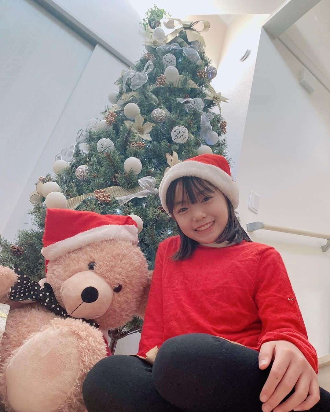 稲垣来泉さんのインスタグラム写真 - (稲垣来泉Instagram)「. っメリークリスマスっ🎄 . . じゃじゃん🙌 いきなりクイズですっ😆 . 『このくまさんは ある作品に出てきたくまさんです。 その作品はなんでしょうかっ？』 . この度うちの子になりました🧸 . 名前は「ラッキー」です❤️ 難しいヒント これで分かる方いらっしゃるかな？ 難しいかな🧸 . . . 今年もクリスマスケーキを 作りました❤️ . 今年はハーフケーキ🎂です🎄 . トナカイと雪だるま トナカイさんは MILOで色付けっ⛄️ . . . 皆さんも 素敵なクリスマスをっ🎄 . . . #メリークリスマス #🧸 #ハーフケーキ #トナカイさんはMILOで色付け #お耳とツノは食パン😆 #アイシングクッキーはお母さん . #冬休みです #今年もあと少しですね . #沢山のコメントありがとうございます」12月25日 10時10分 - kurumi_inagaki