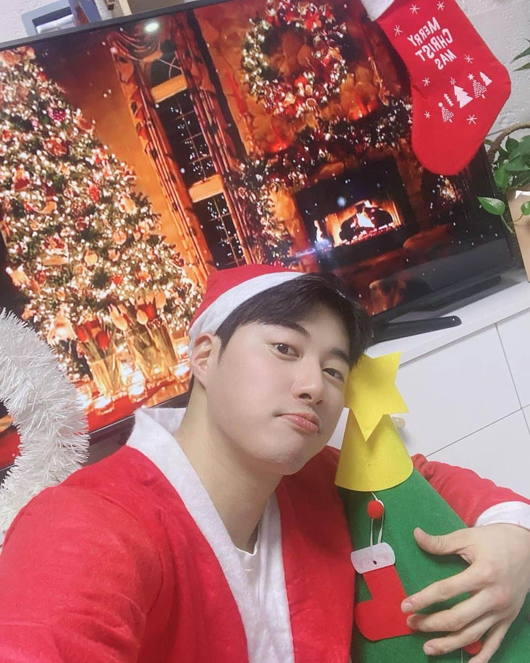 ジュノさんのインスタグラム写真 - (ジュノInstagram)「🎅모두 메리크리스마스🎄 皆んなメリークリスマス🎁Merry X-mas☃️」12月25日 20時17分 - joonho_jg