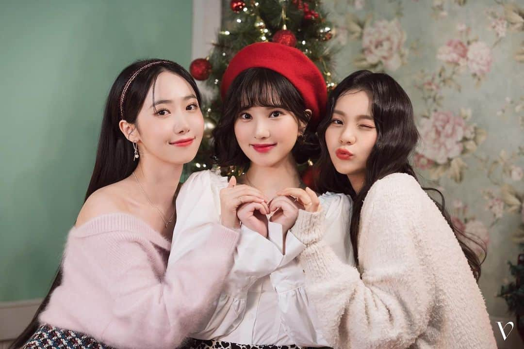 ウナさんのインスタグラム写真 - (ウナInstagram)「211225 • EUNHA for VIVIZ WINTER FILM Behind — LOOK AT HER HANDS T_______T she said they looked like baby’s feet🥺😫❤️❤️❤️ –Nana」12月25日 22時58分 - jung.eunha