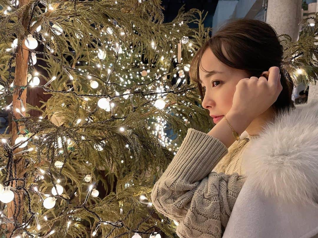 黒澤詩音さんのインスタグラム写真 - (黒澤詩音Instagram)「今日は #有馬記念 🐴  スタジオのツリー🎄可愛かったです✨ 雪の心配の中、無事開催が行われたので今年の競馬中継出演は昨日がラストとなりました！！  全国の競馬ファンの皆様、 今年も一年ありがとうございました🐴 新年は1/8からの出演です。どうぞ宜しくお願いします。  さて、グランプリ。一年の総決算。 皆さんの本命は？？  #競馬 #umajo #有馬記念 #馬券 #jra #keiba #本命」12月26日 13時45分 - shionkurosawa_official