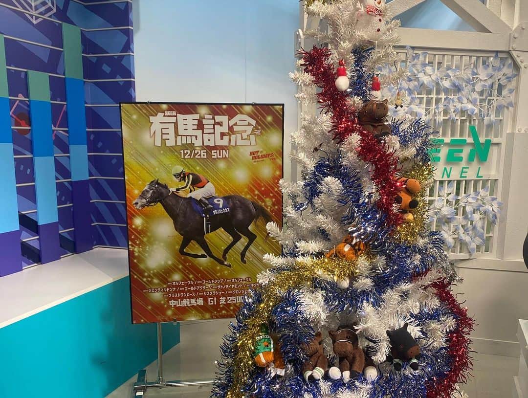 黒澤詩音さんのインスタグラム写真 - (黒澤詩音Instagram)「今日は #有馬記念 🐴  スタジオのツリー🎄可愛かったです✨ 雪の心配の中、無事開催が行われたので今年の競馬中継出演は昨日がラストとなりました！！  全国の競馬ファンの皆様、 今年も一年ありがとうございました🐴 新年は1/8からの出演です。どうぞ宜しくお願いします。  さて、グランプリ。一年の総決算。 皆さんの本命は？？  #競馬 #umajo #有馬記念 #馬券 #jra #keiba #本命」12月26日 13時45分 - shionkurosawa_official