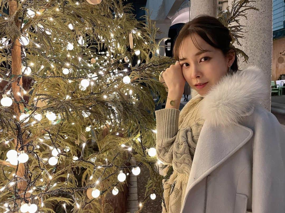 黒澤詩音さんのインスタグラム写真 - (黒澤詩音Instagram)「今日は #有馬記念 🐴  スタジオのツリー🎄可愛かったです✨ 雪の心配の中、無事開催が行われたので今年の競馬中継出演は昨日がラストとなりました！！  全国の競馬ファンの皆様、 今年も一年ありがとうございました🐴 新年は1/8からの出演です。どうぞ宜しくお願いします。  さて、グランプリ。一年の総決算。 皆さんの本命は？？  #競馬 #umajo #有馬記念 #馬券 #jra #keiba #本命」12月26日 13時45分 - shionkurosawa_official