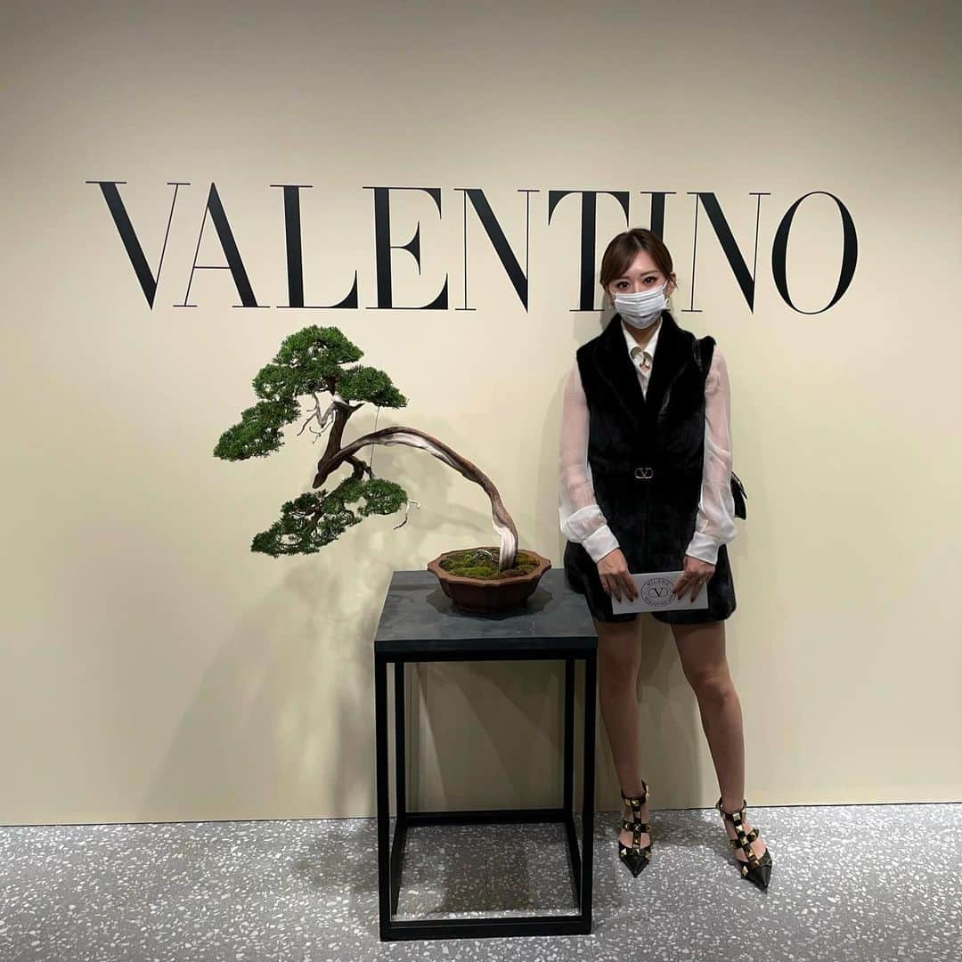 木下春奈さんのインスタグラム写真 - (木下春奈Instagram)「・ ・ ・ 先日東京へ伺ったのはVALENTINOのご招待で🗼 ・ ・ 銀座SIX地下3階にある能楽堂にて 神田伯山さんの講談をお聞きするというSpecialなイベントに参加させていただきました。 ・ 若い方にはあまり馴染みがないかもしれませんね。 私も今回ご招待いただくまではその内の一人でした。 ・ ・ 講談が始まると、すぐにその世界観に引き込まれました。 一人で講談されているのに まるで何人もの人格が宿っているようで、 今まで知らなかった新しい世界に触れて衝撃を受けました。 ・ ・ 神田伯山さんはいま最も予約がとれない 人気の講談師さんだそうです😳 ・ 素敵なイベントにご招待くださり、 素晴らしい体験をさせていただき感謝です✨ ・ ・ この日のlookはall VALENTINO❣️ ・ ・ ・ #講談#神田伯山#能楽堂#東京#銀座#ginzasix#tokyo#ginza#VALENTINO」12月26日 19時17分 - haruna_kinoshita