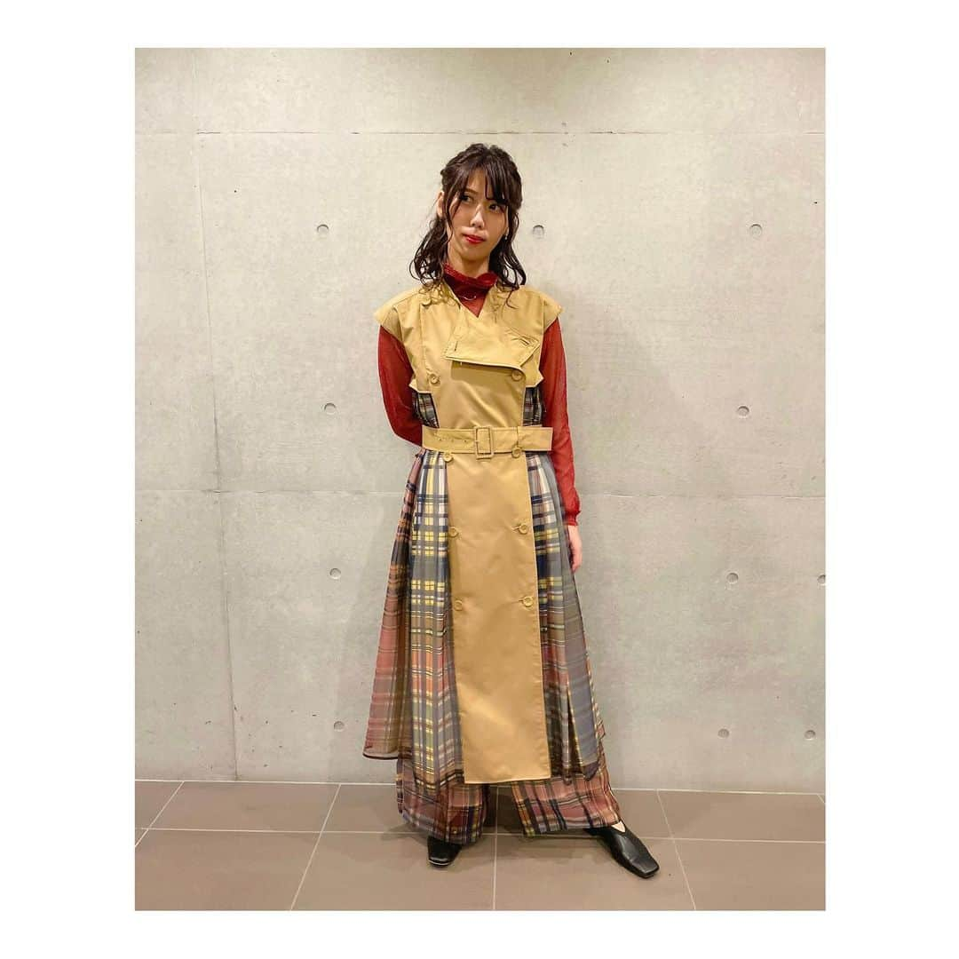 廣瀬茜さんのインスタグラム写真 - (廣瀬茜Instagram)「. アコースティックお給仕の衣装❣️  メイド服以外の衣装を選ぶ時には、絶対に @panormo_official のお洋服を着ると決めていました。  バイオリニストのゆきちゃん(@hanaiyuki )が作るお洋服だからこそ、演奏者が喜ぶ細かい工夫がたくさん散りばめられていて、ドラムがとても叩きやすかったです！  特別なお給仕の日に、自分が大好きなお洋服を着れて嬉しかったです！  メンバーみんなで衣装のテーマカラーを決めたりコーディネートを組む時間がすごく楽しかったので、またいつかやりたいな☺︎」12月26日 22時53分 - akane_bandmaid